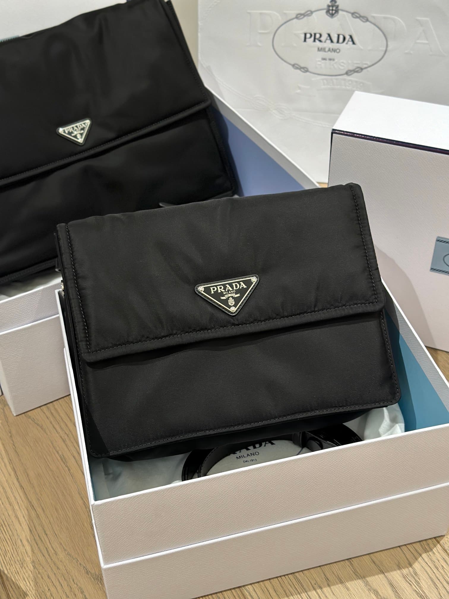 프라다 인바이츠 클러치백 블랙