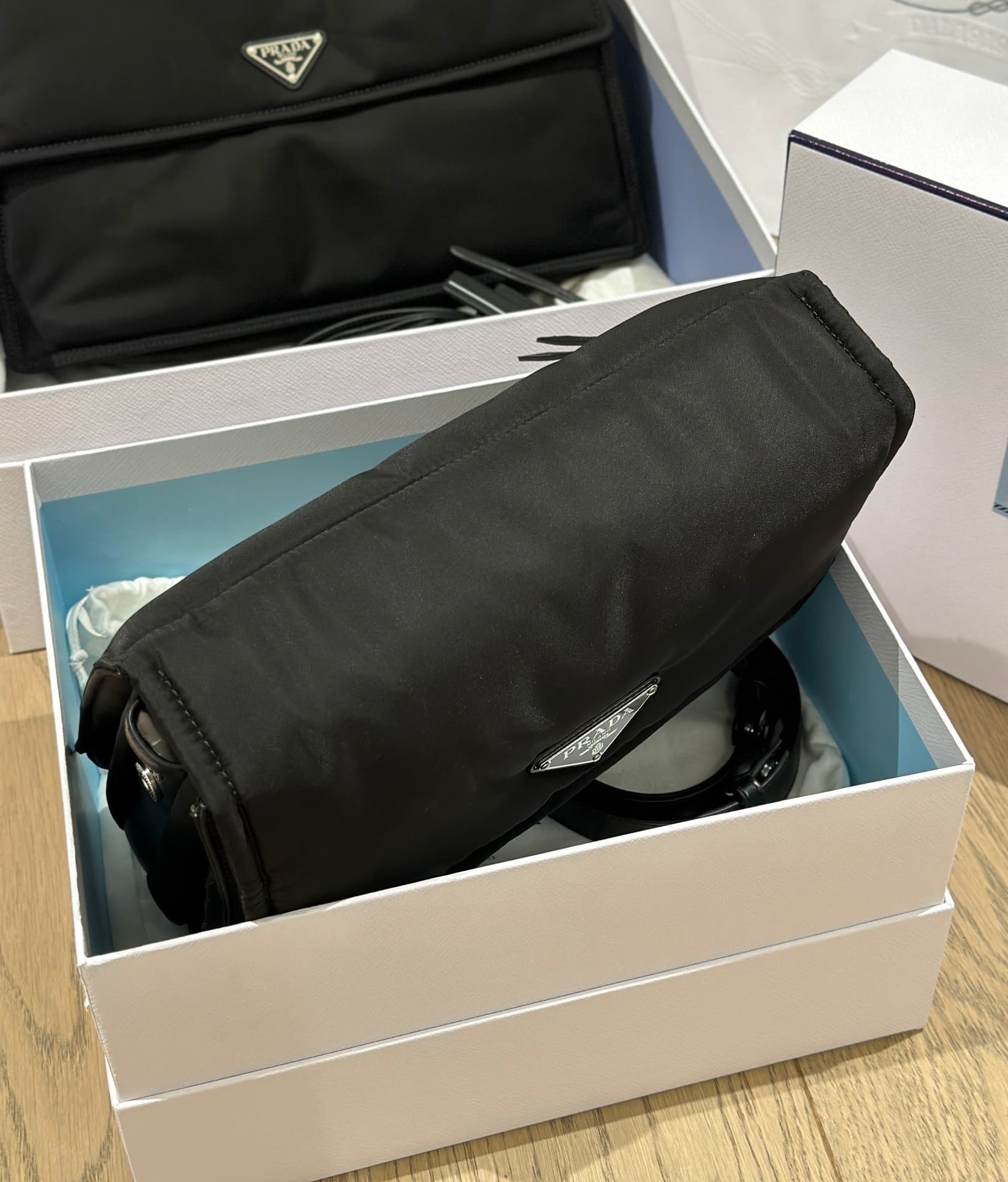 프라다 인바이츠 클러치백 블랙