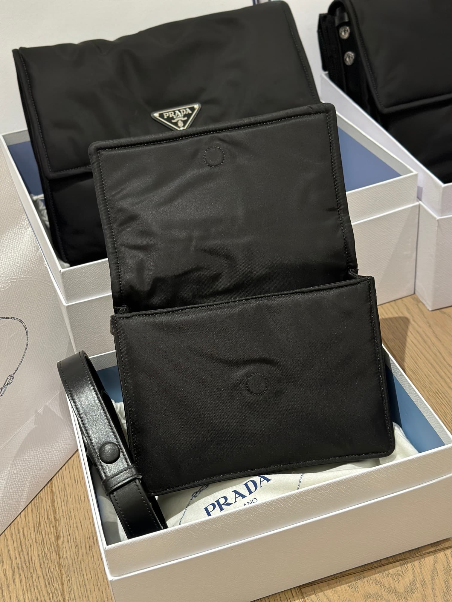 프라다 인바이츠 클러치백 블랙