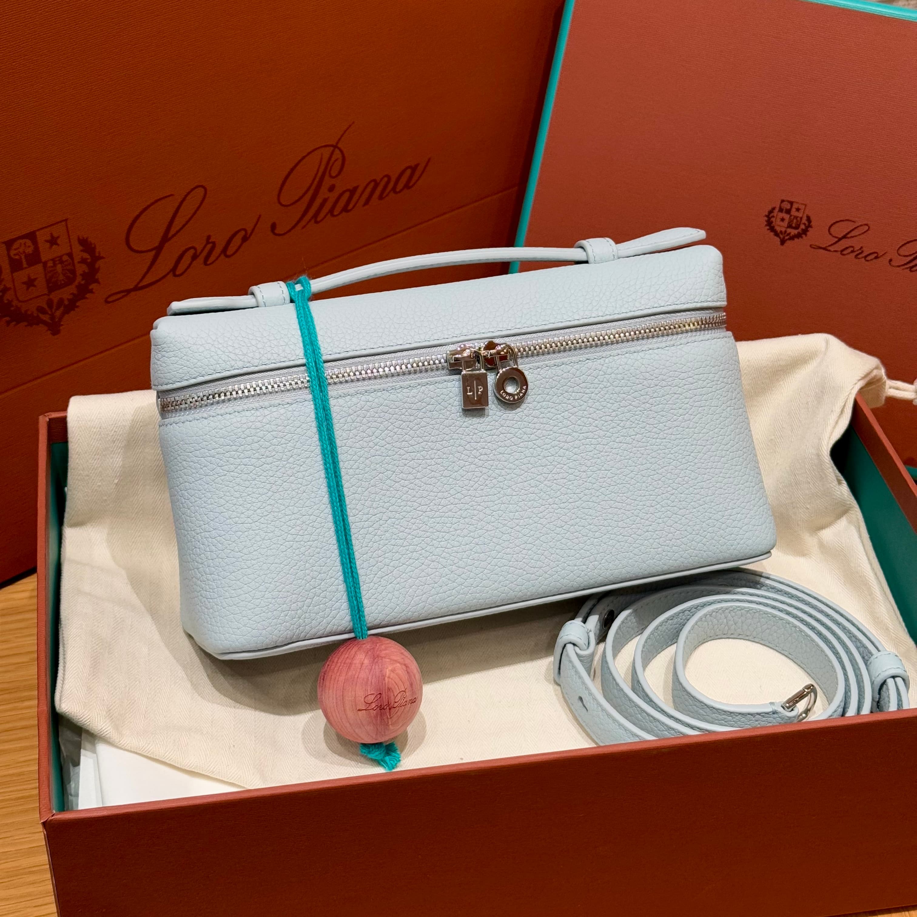 로로피아나 L19 포켓 시리즈 핸드백 블루