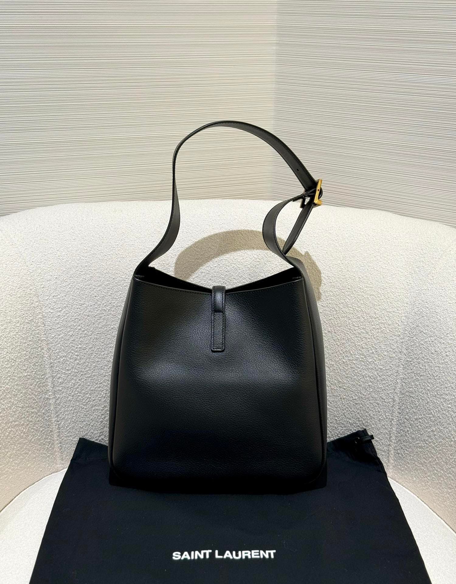 생로랑(YSL) 르 5아7 호보백 스몰 블랙