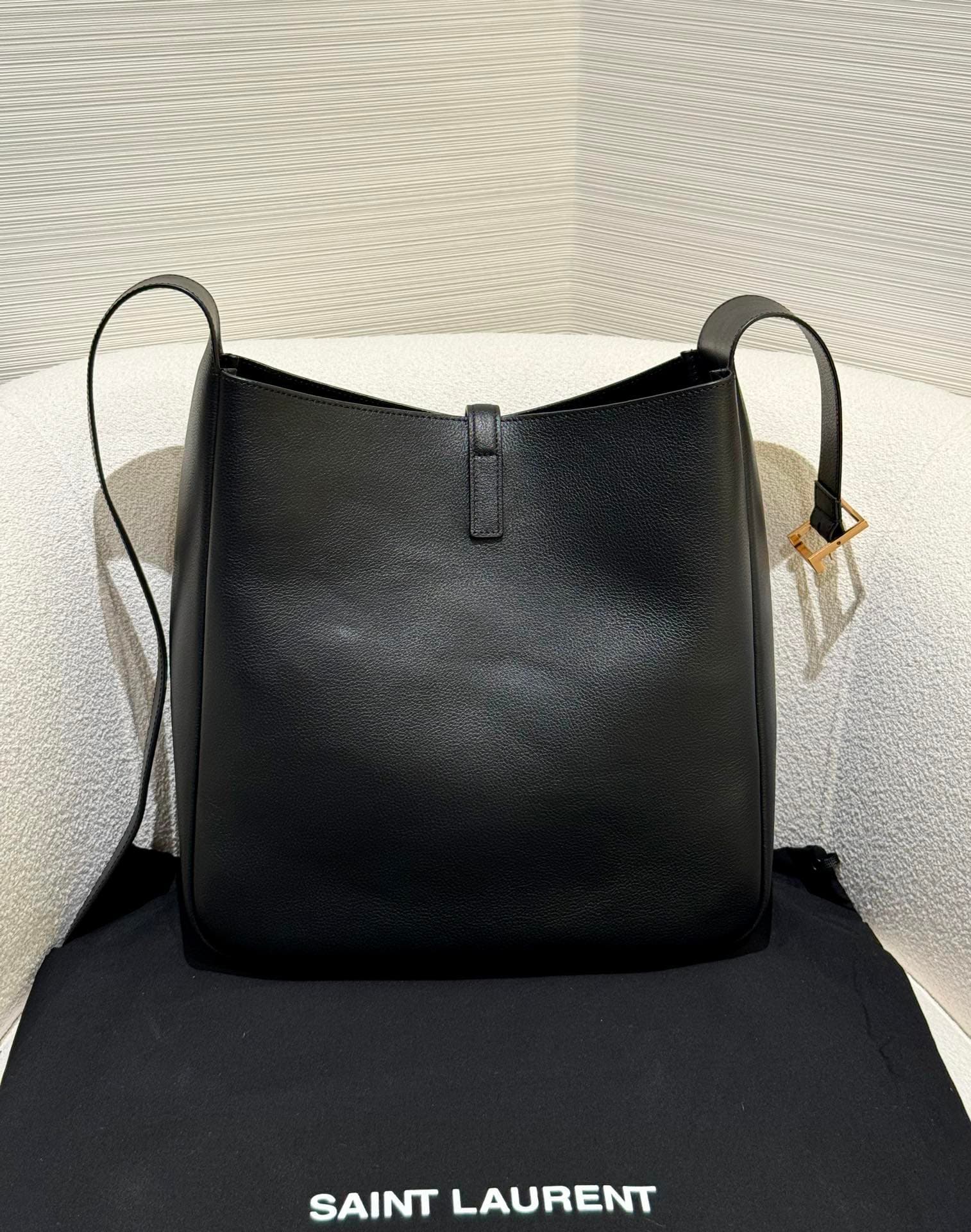 생로랑(YSL) 르 5아7 호보백 라지 블랙