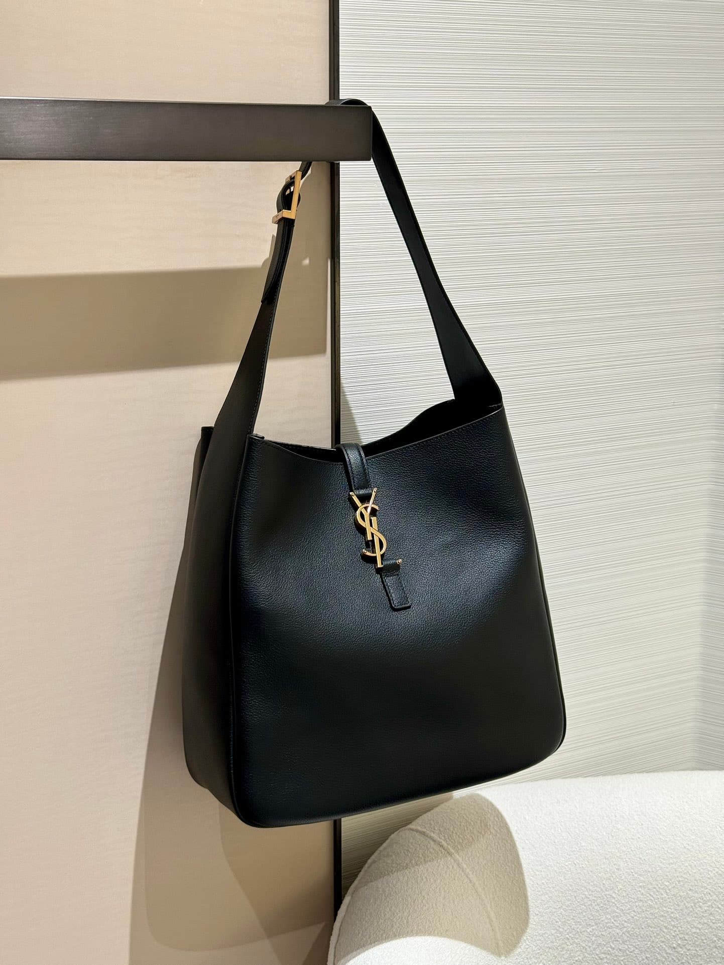 생로랑(YSL) 르 5아7 호보백 라지 블랙