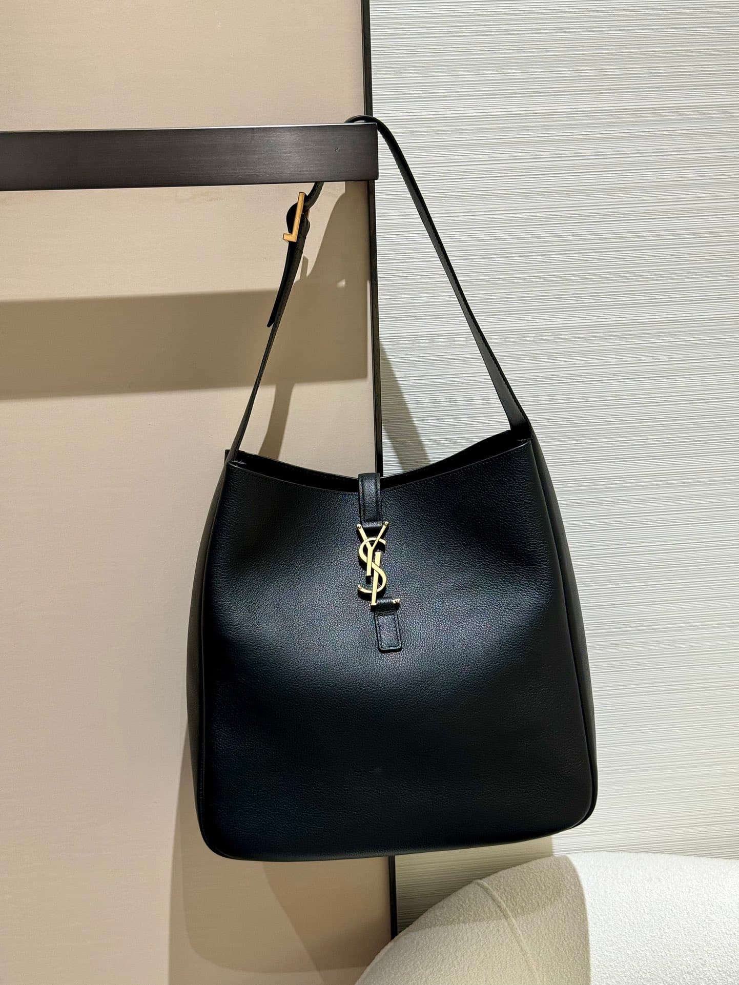 생로랑(YSL) 르 5아7 호보백 라지 블랙