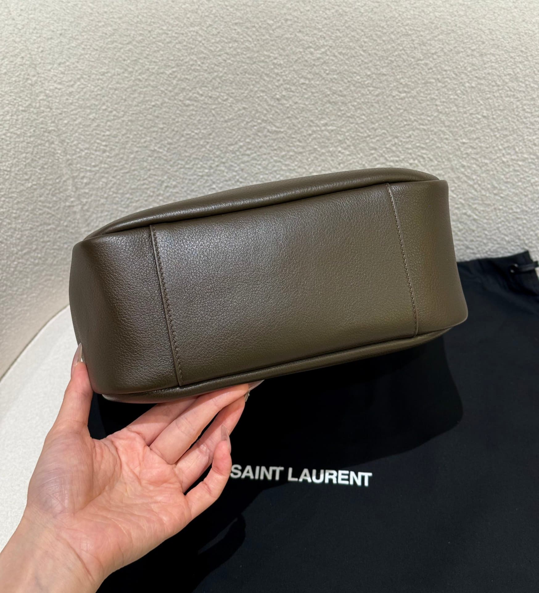 생로랑(YSL) 르 5아7 호보백 스몰 카키(다크올리브)