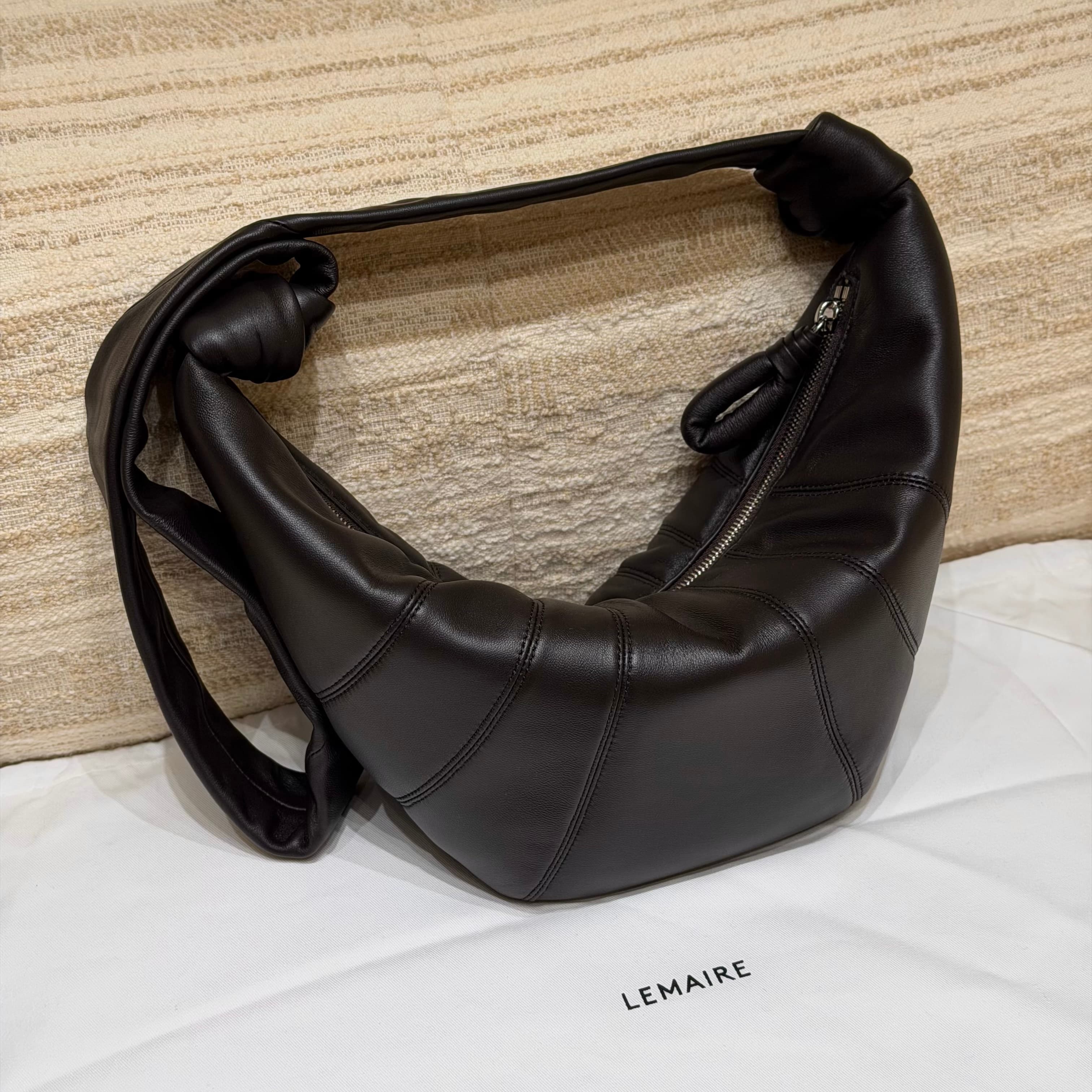 르메르 크루아상백 미디움 (Lemaire Croissant Bag Medium) 다크초콜릿