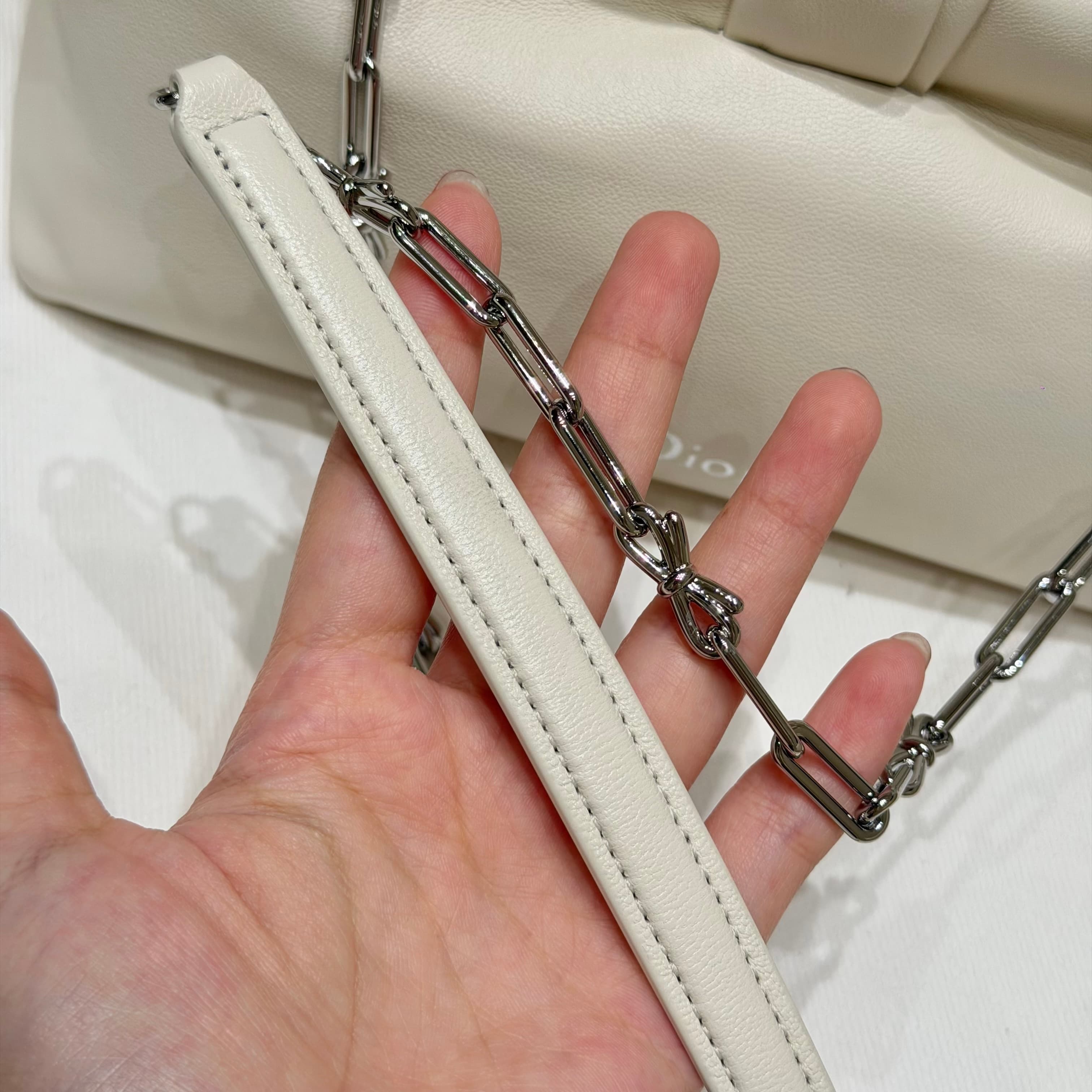 디올 리본(보우) 클러치백 화이트