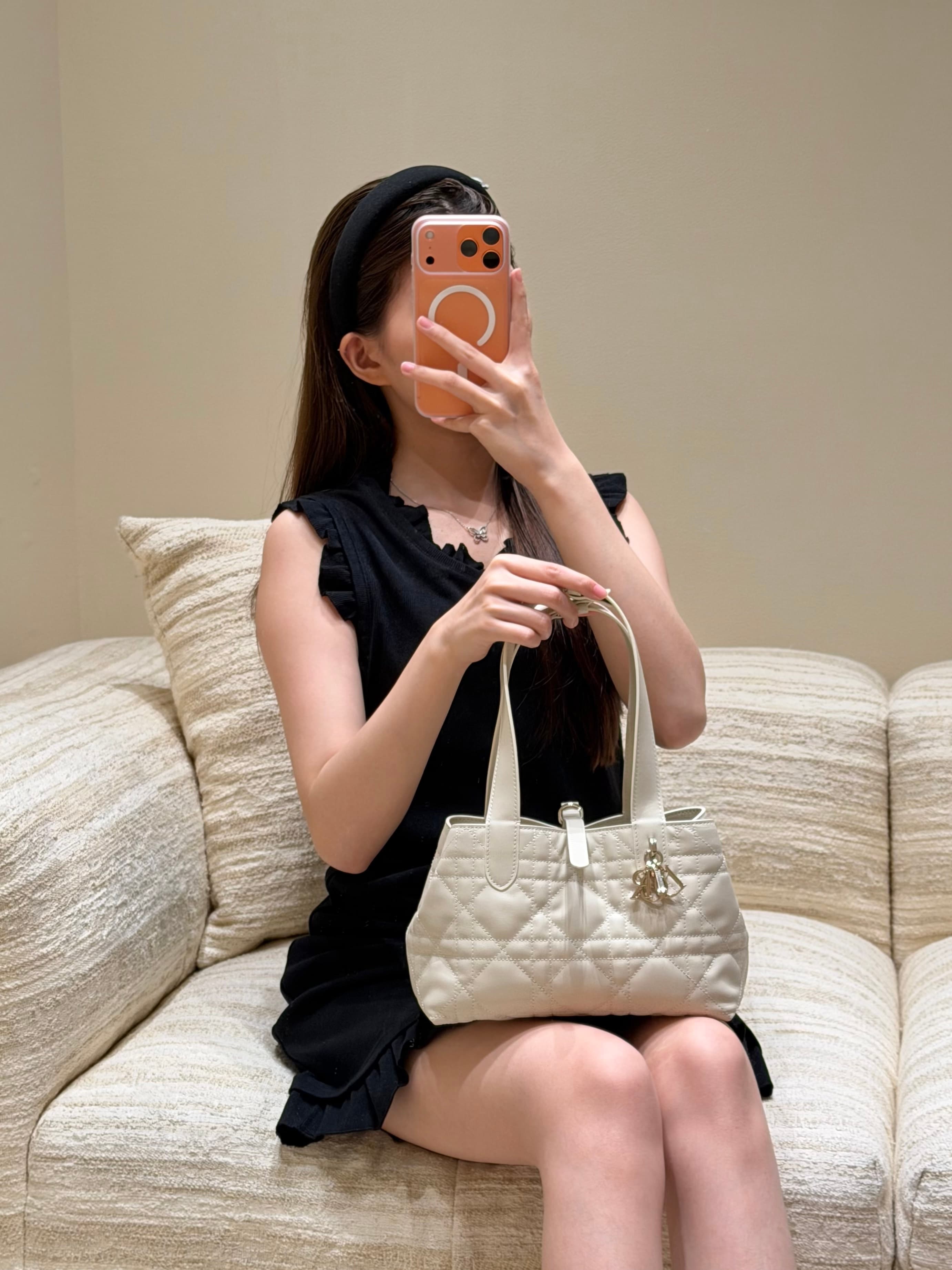 디올 스몰 퀼팅 커뮤터백 크림