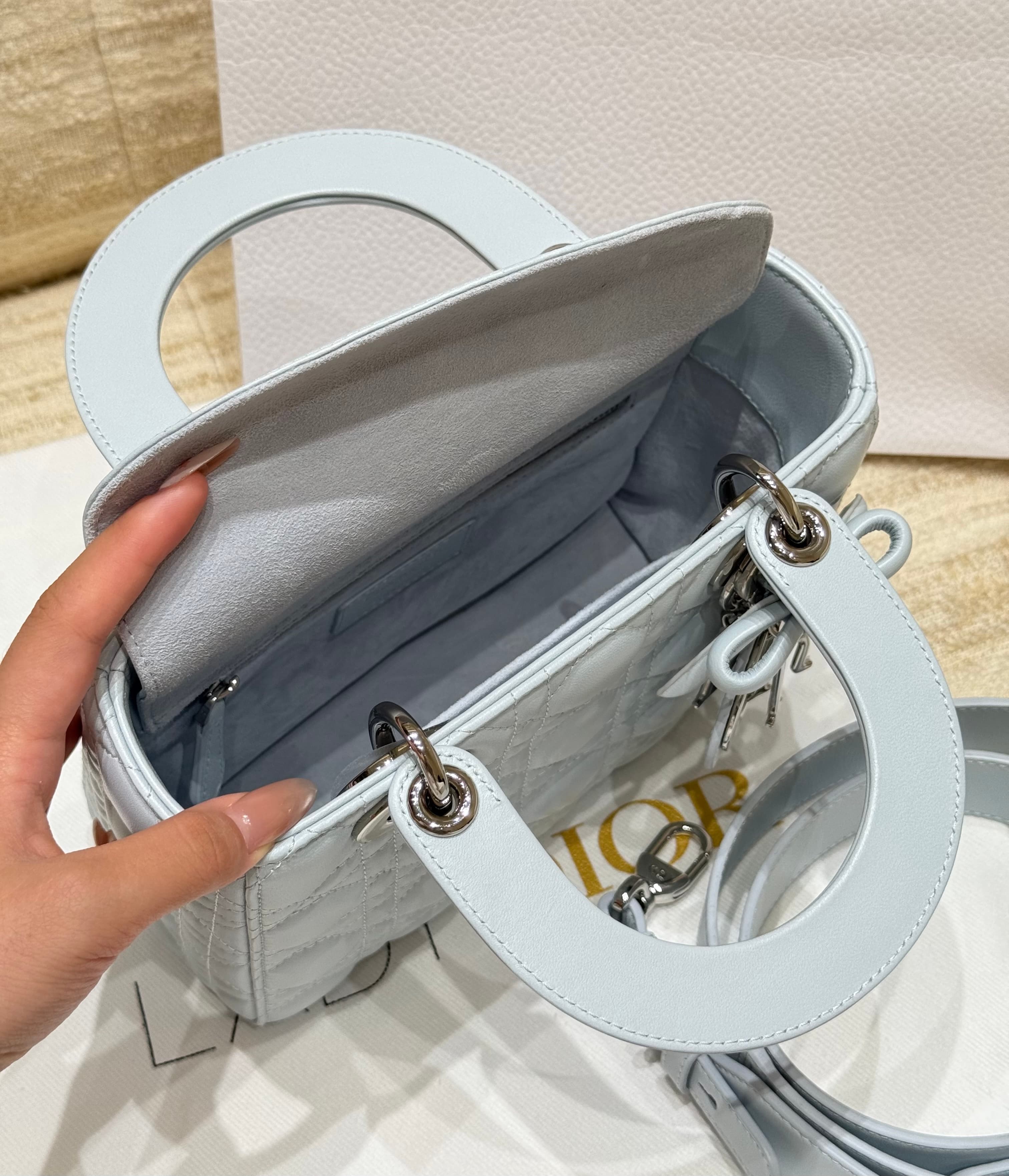 디올 레이디 디 보우 시리즈 그레이