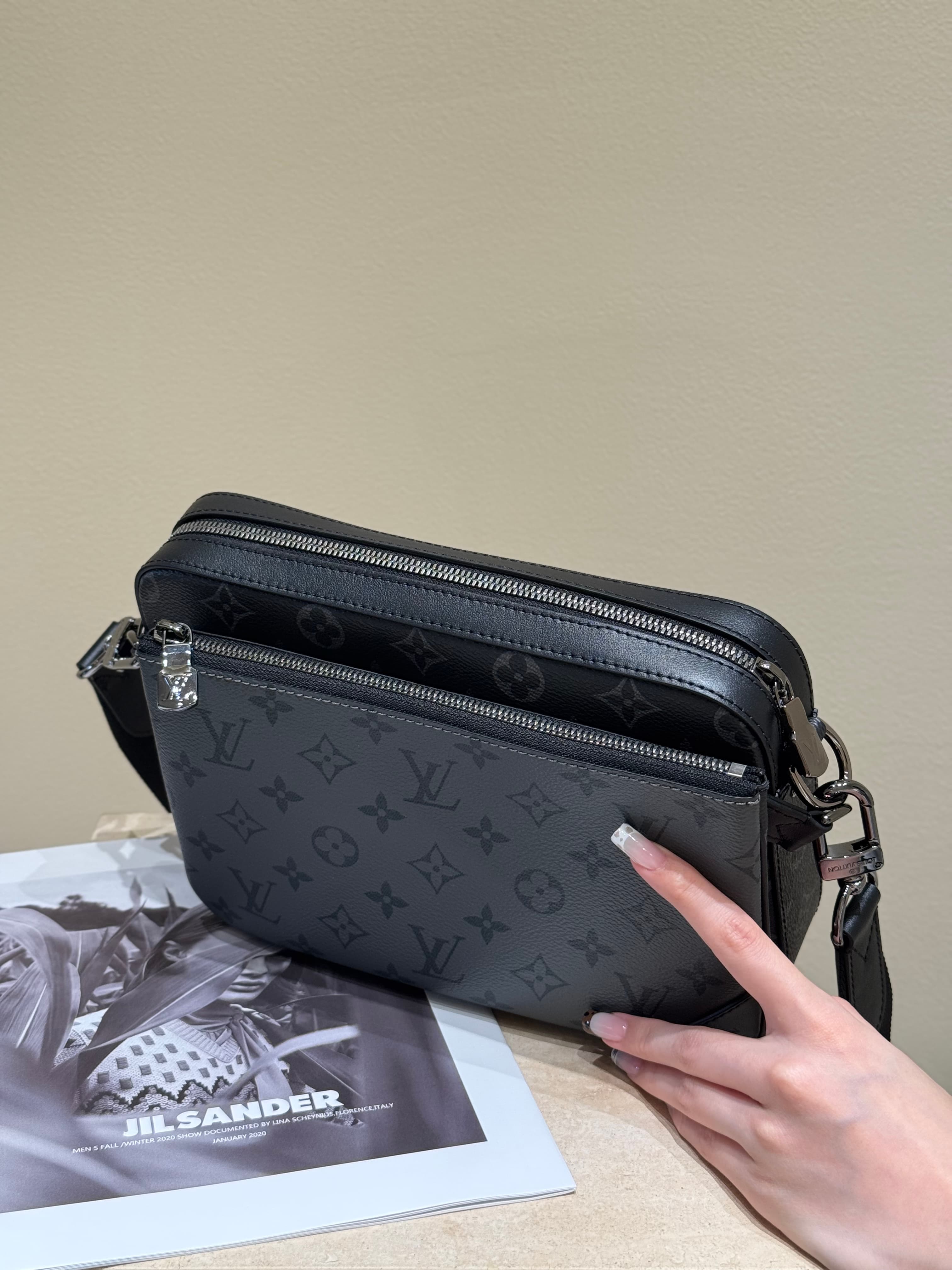 루이비통 트리오 메신저백 Trio Messenger Bag 모노그램 이클립스 블랙