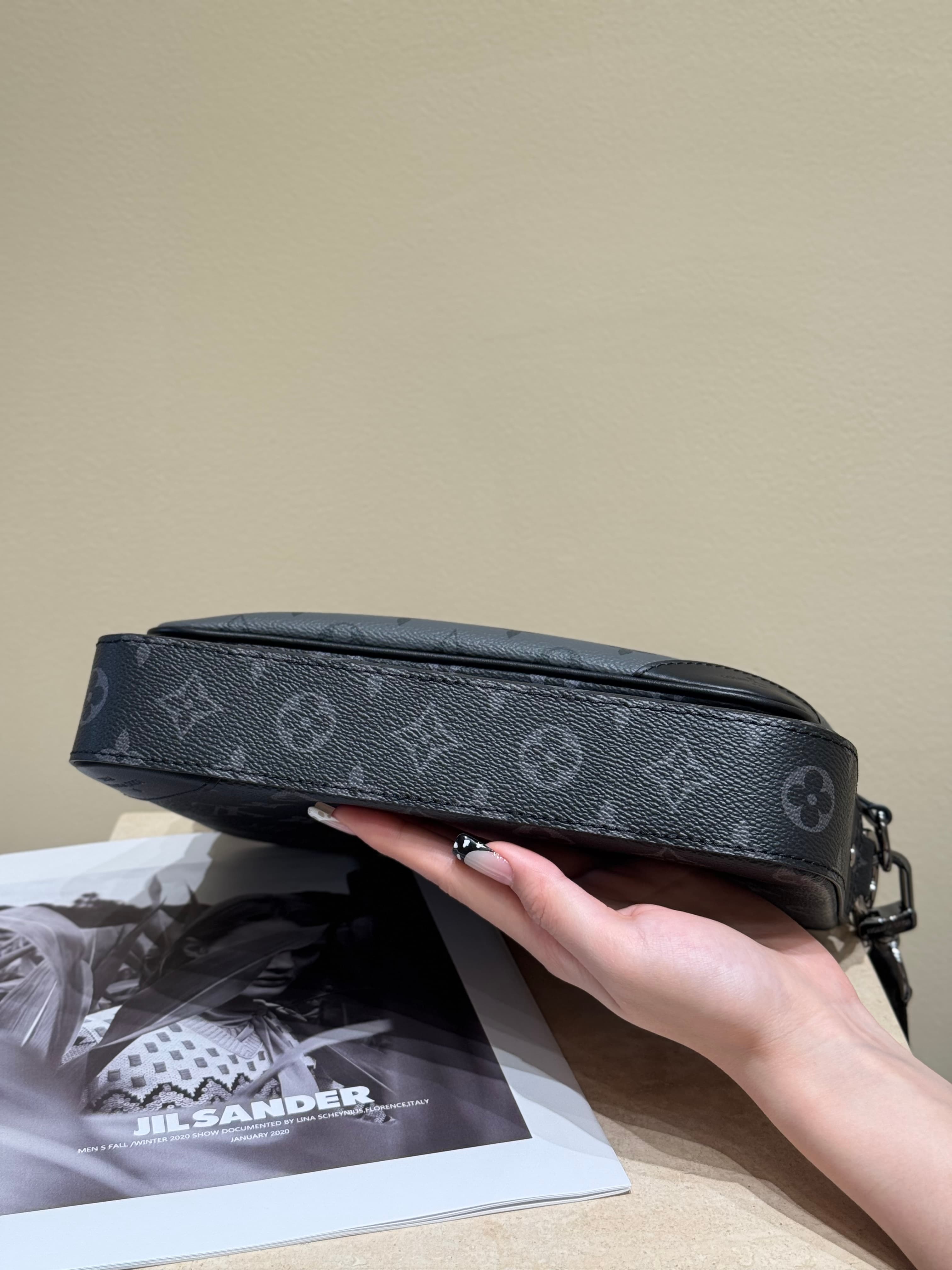 루이비통 트리오 메신저백 Trio Messenger Bag 모노그램 이클립스 블랙