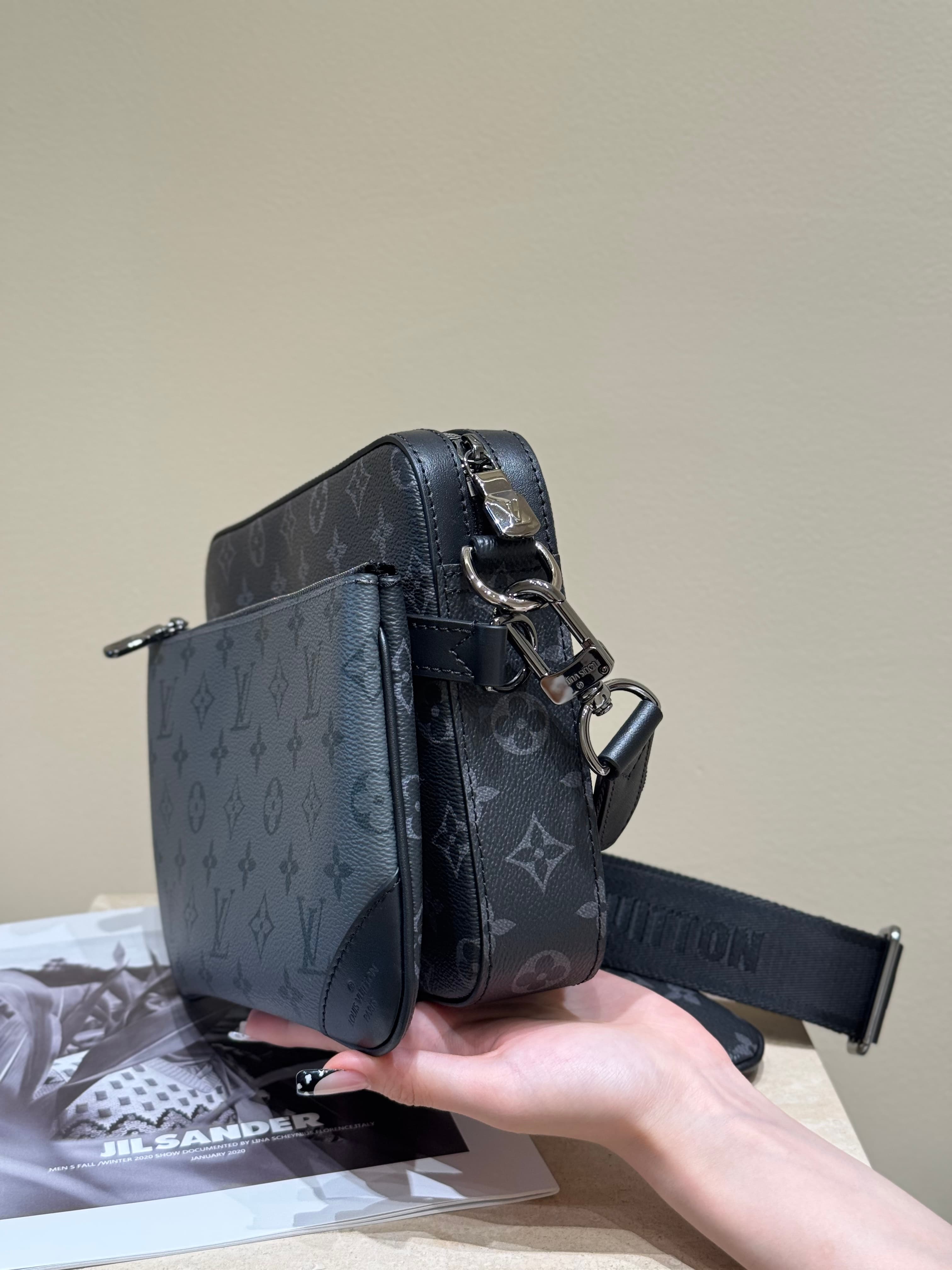 루이비통 트리오 메신저백 Trio Messenger Bag 모노그램 이클립스 블랙