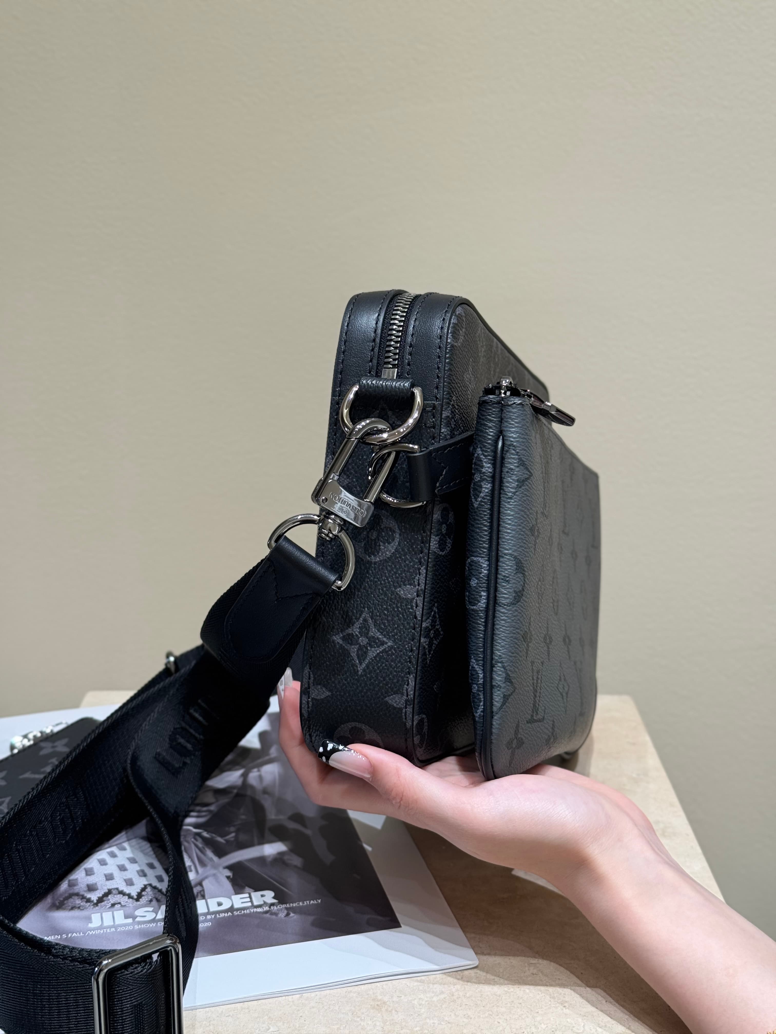 루이비통 트리오 메신저백 Trio Messenger Bag 모노그램 이클립스 블랙