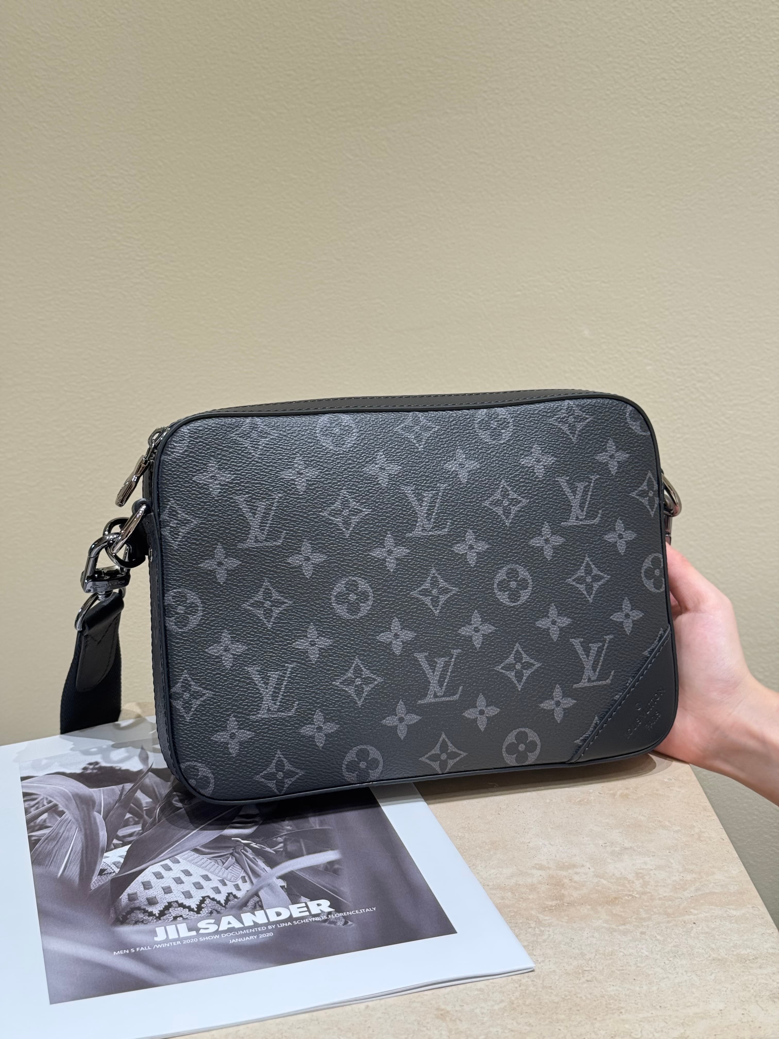 루이비통 트리오 메신저백 Trio Messenger Bag 모노그램 이클립스 블랙