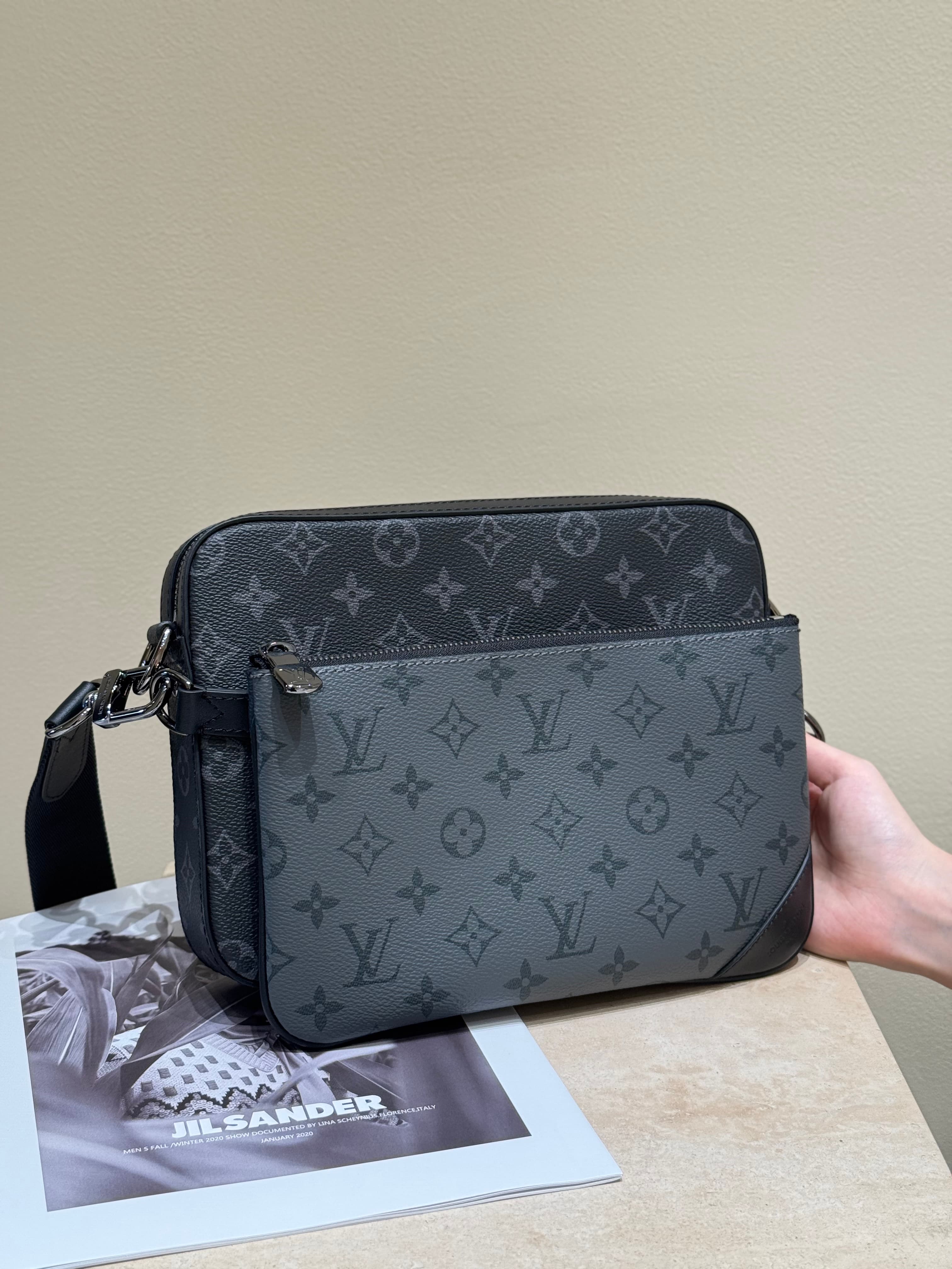 루이비통 트리오 메신저백 Trio Messenger Bag 모노그램 이클립스 블랙