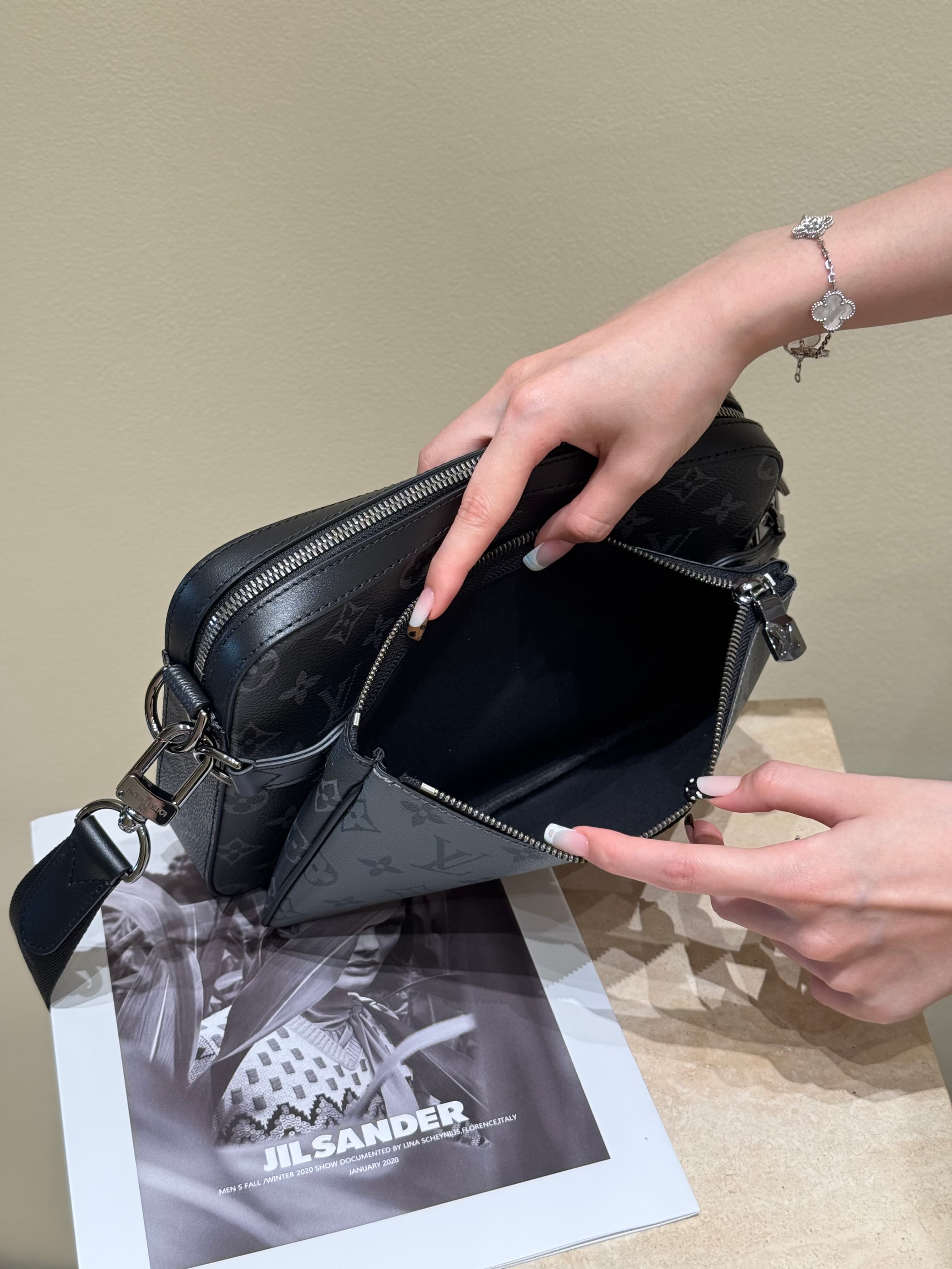 루이비통 트리오 메신저백 Trio Messenger Bag 모노그램 이클립스 블랙