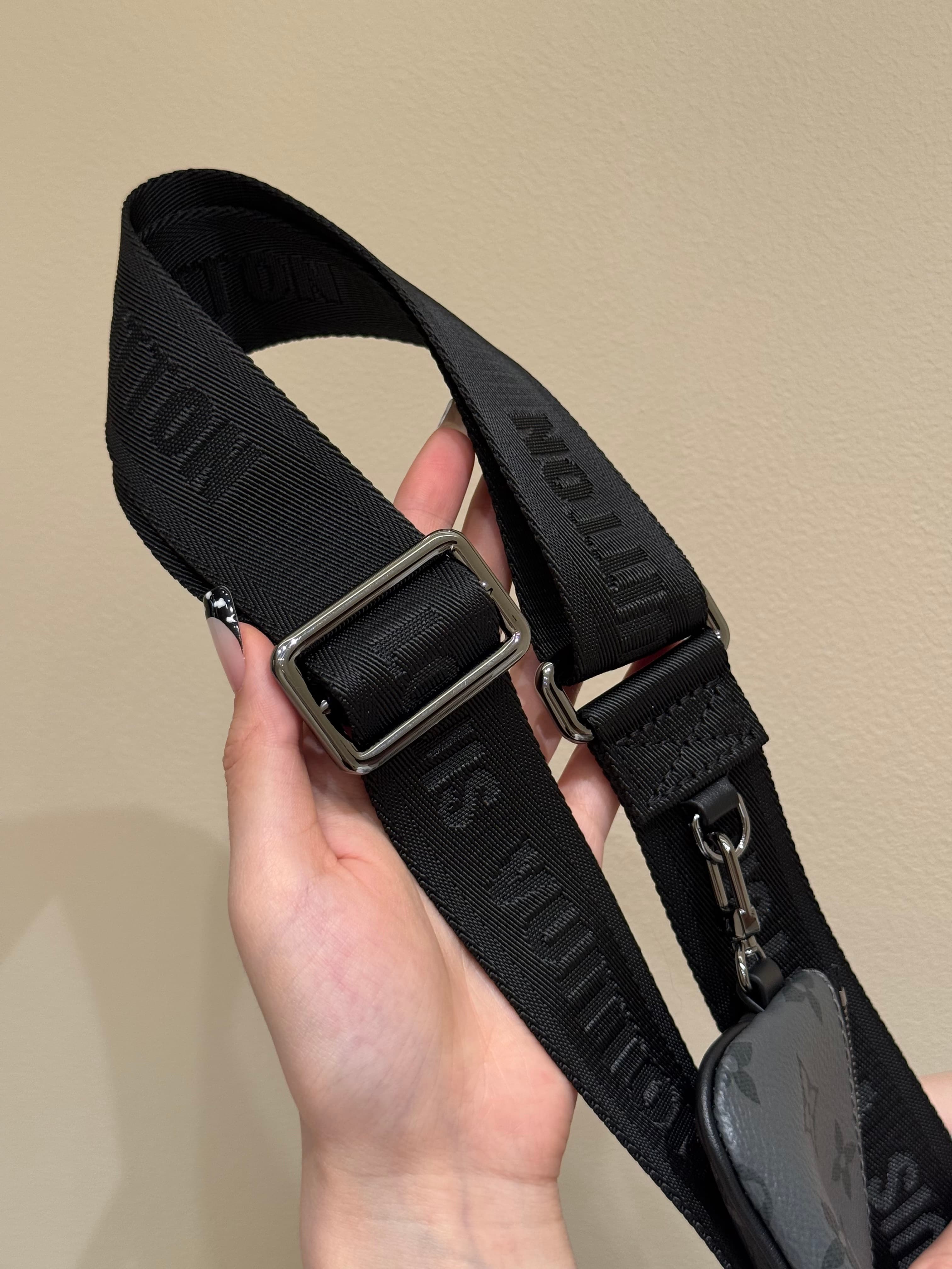 루이비통 트리오 메신저백 Trio Messenger Bag 모노그램 이클립스 블랙