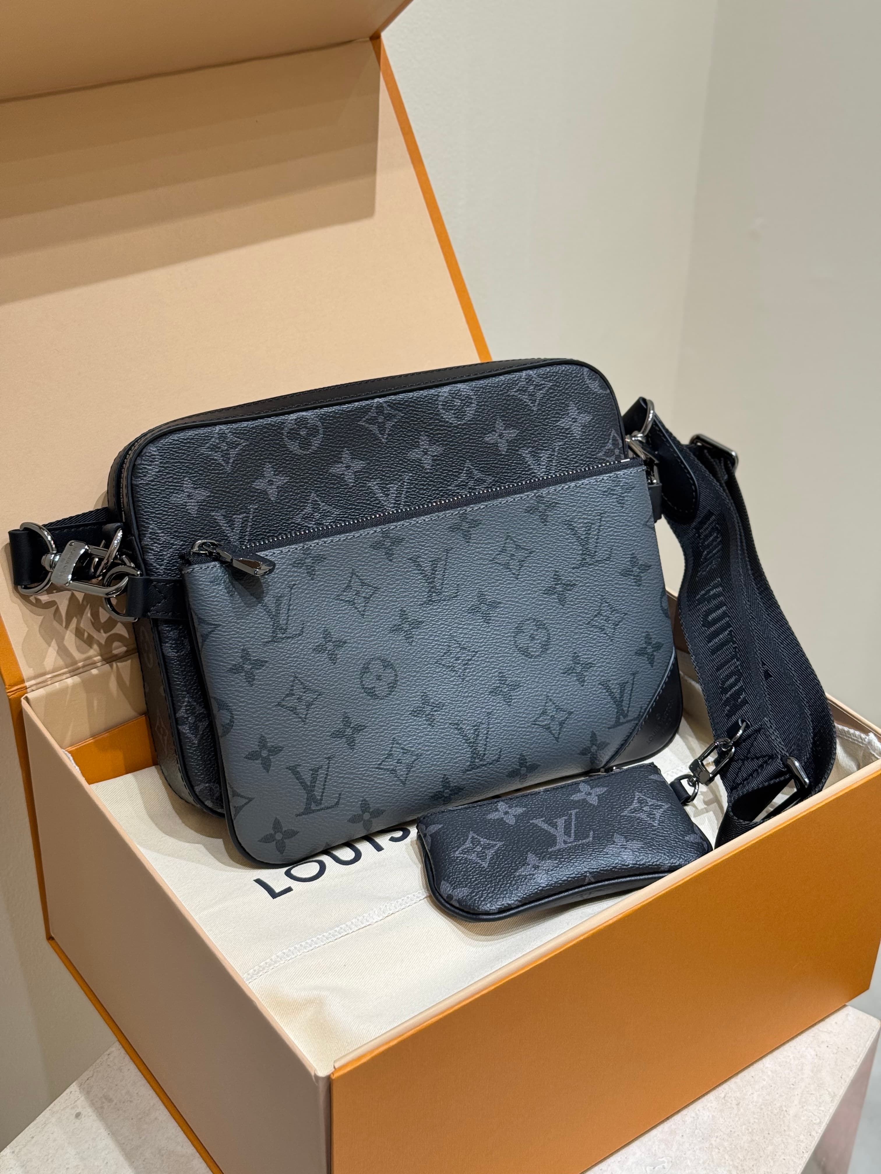 루이비통 트리오 메신저백 Trio Messenger Bag 모노그램 이클립스 블랙