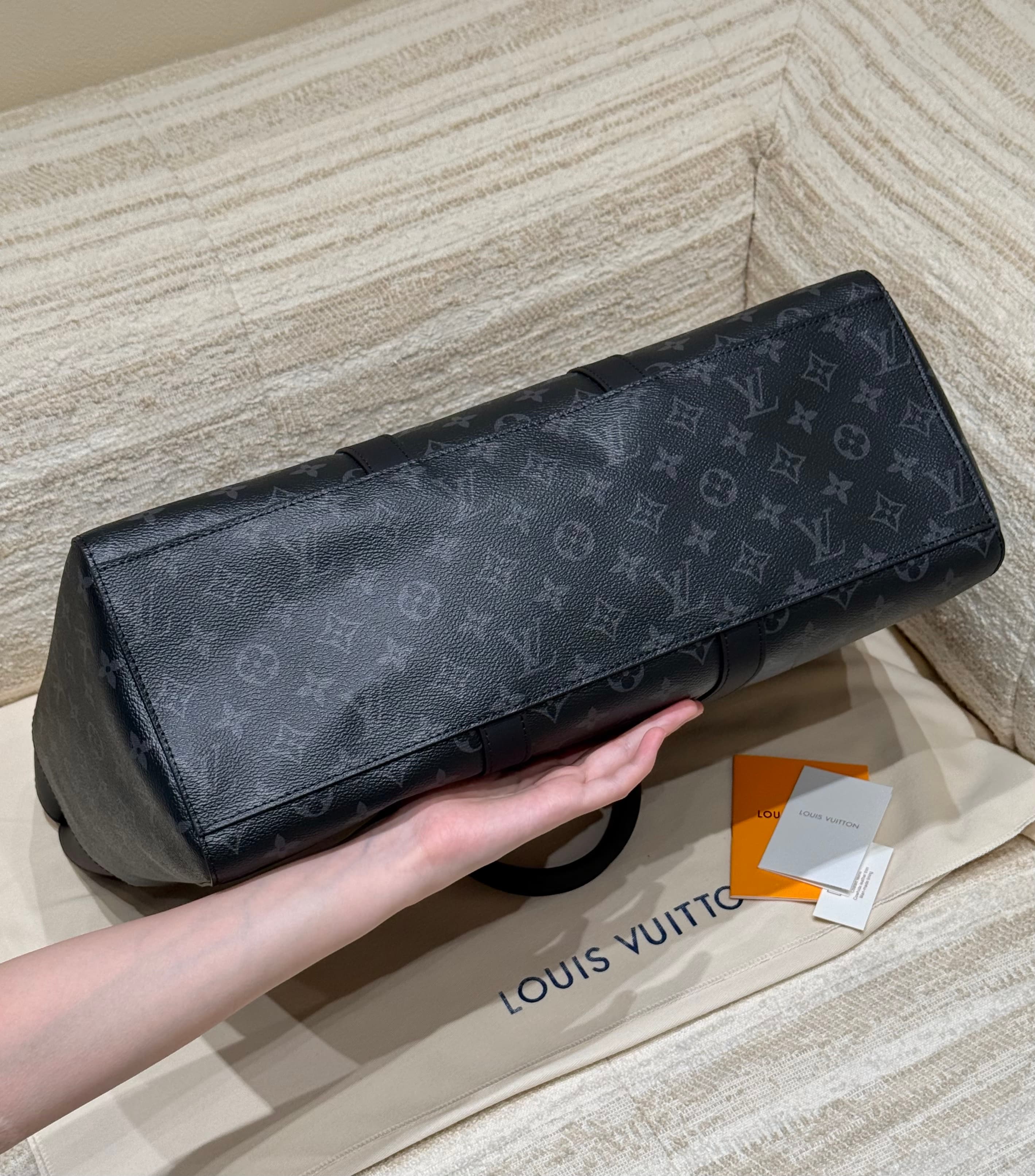 루이비통 위켄드 토트 블랙