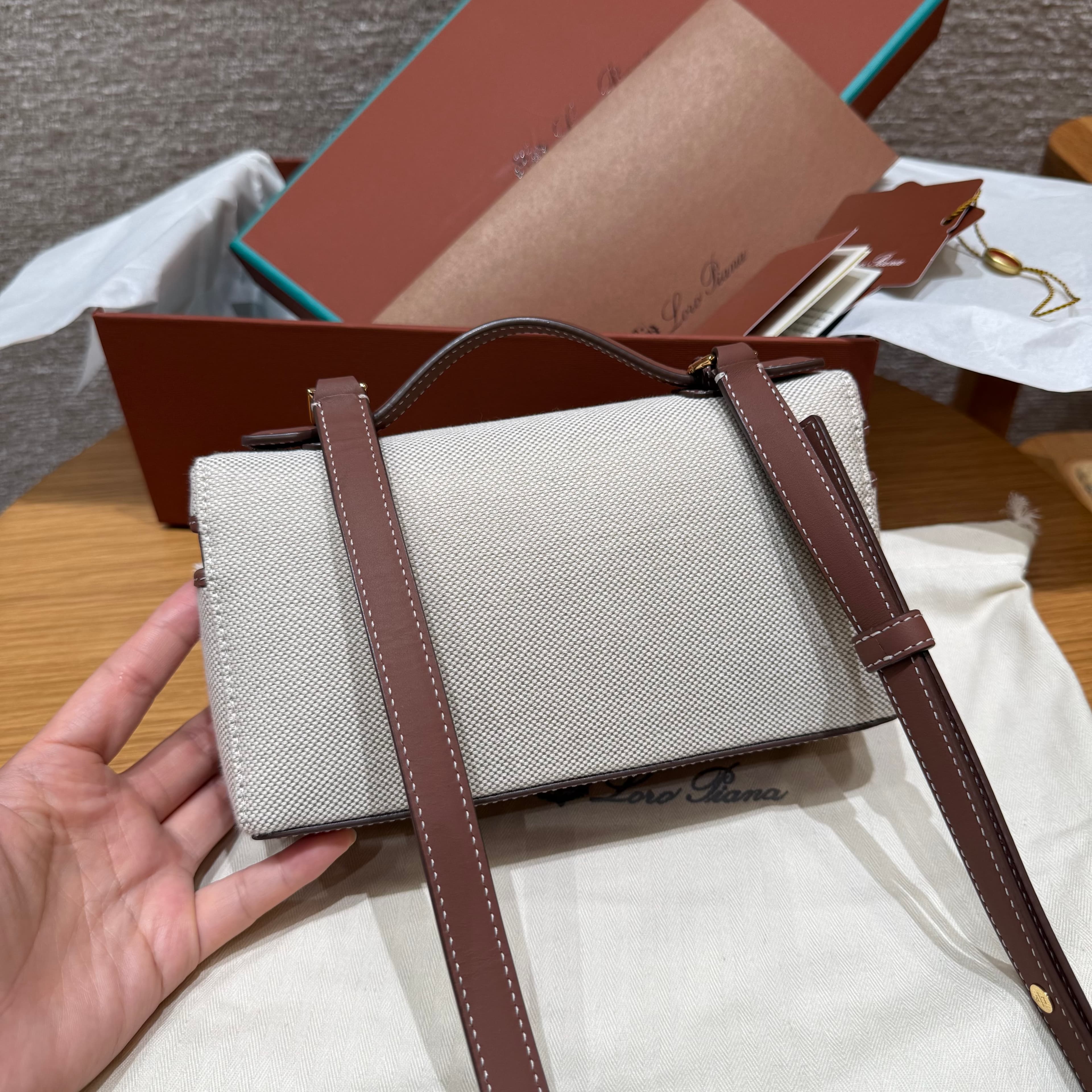 로로피아나 L19 포켓 시리즈 핸드백 브라운