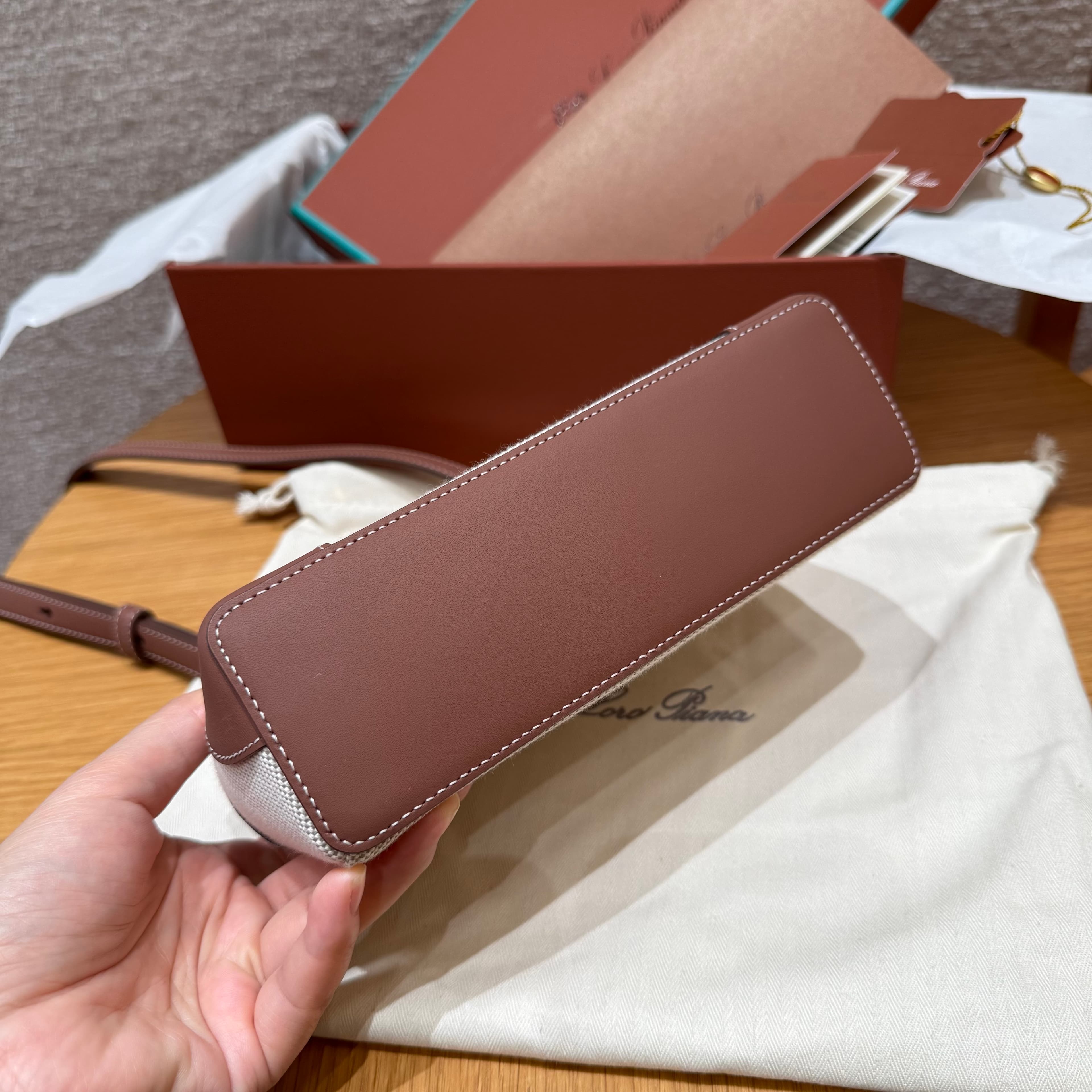 로로피아나 L19 포켓 시리즈 핸드백 브라운