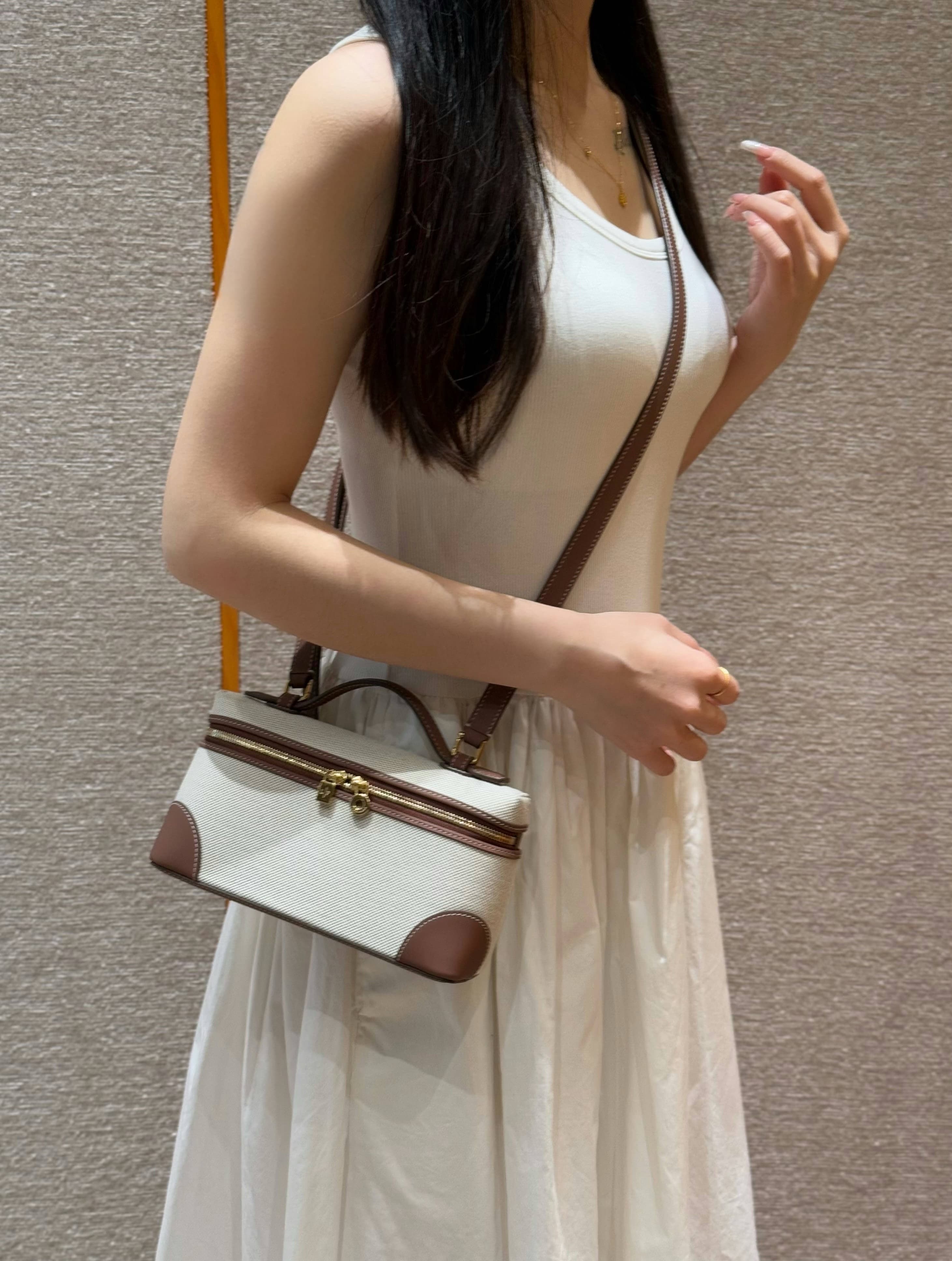 로로피아나 L19 포켓 시리즈 핸드백 브라운