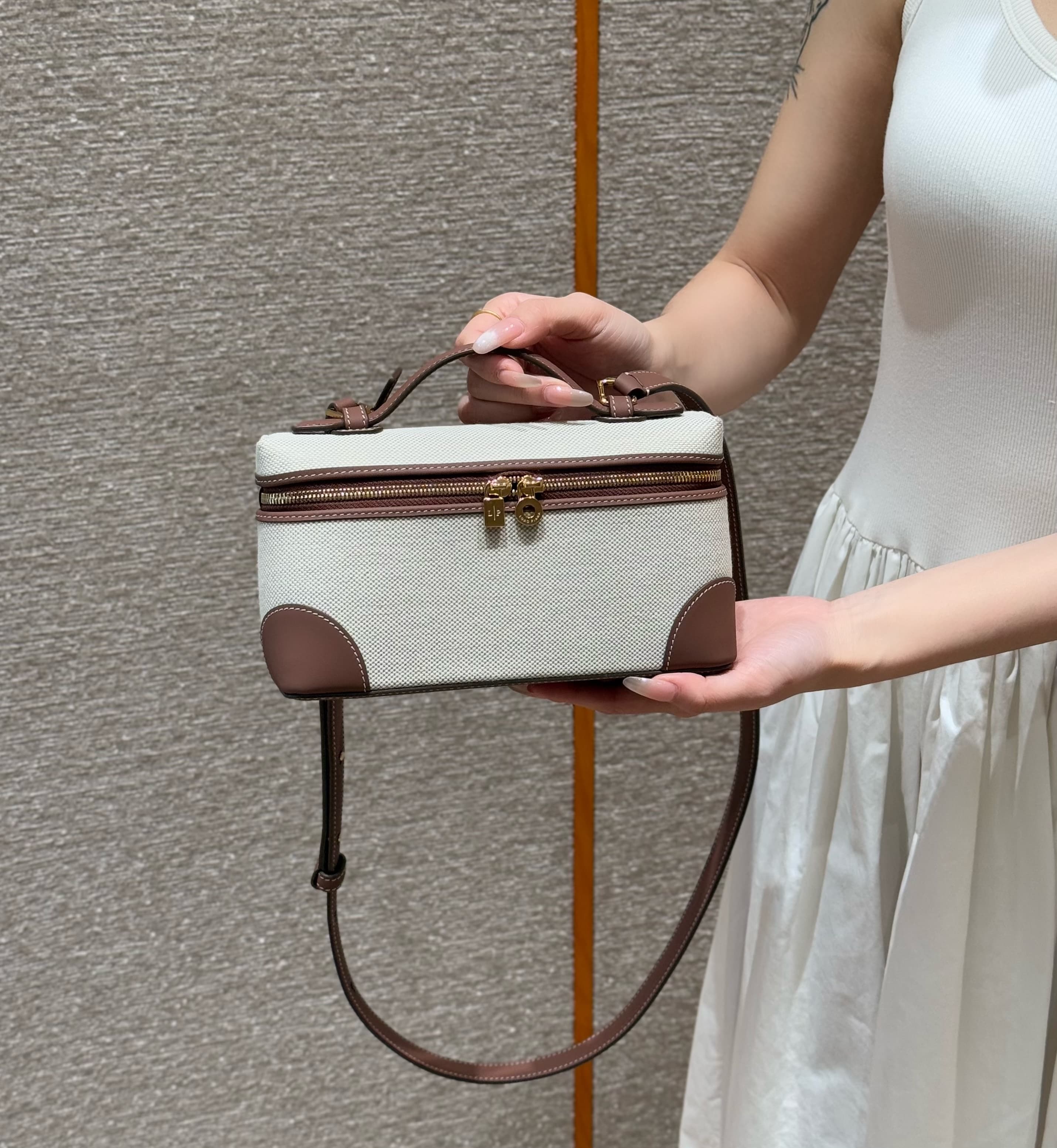 로로피아나 L19 포켓 시리즈 핸드백 브라운
