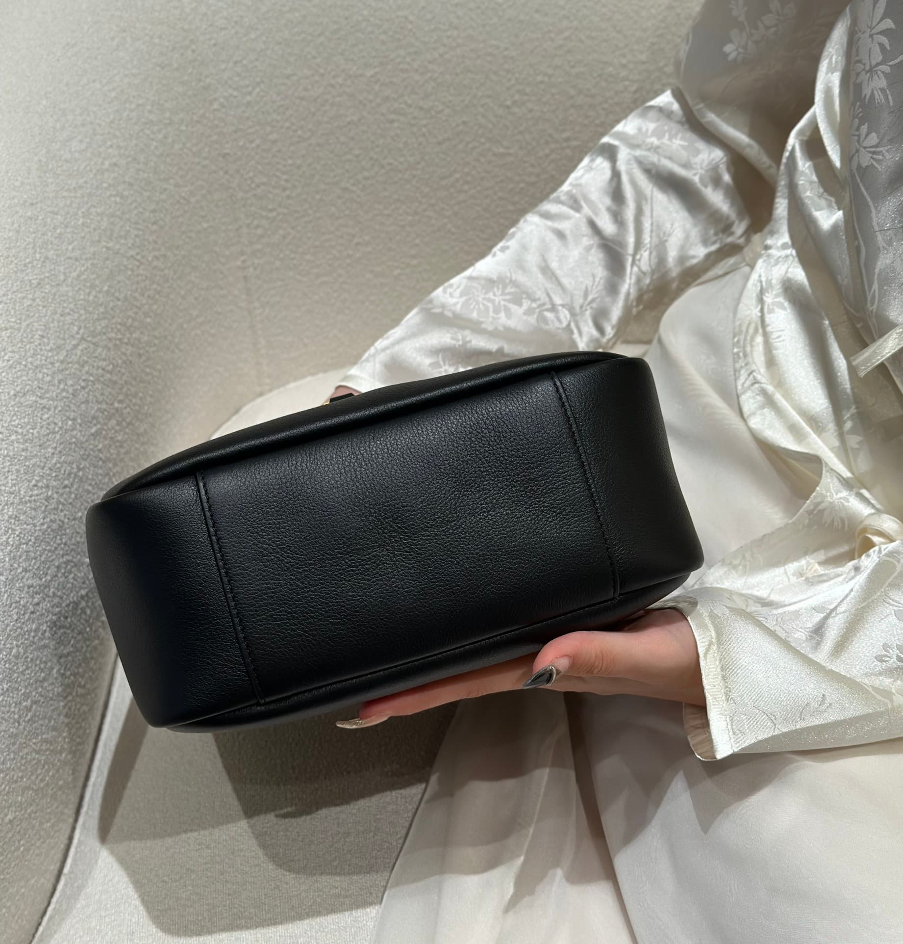 생로랑(YSL) 르 5아7 호보백 라지(30cm) 블랙