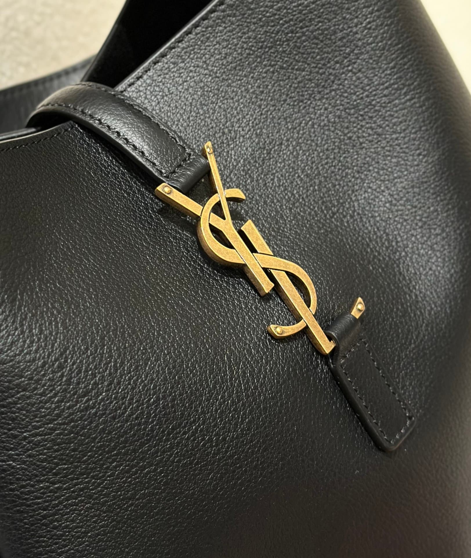 생로랑(YSL) 르 5아7 호보백 라지(30cm) 블랙