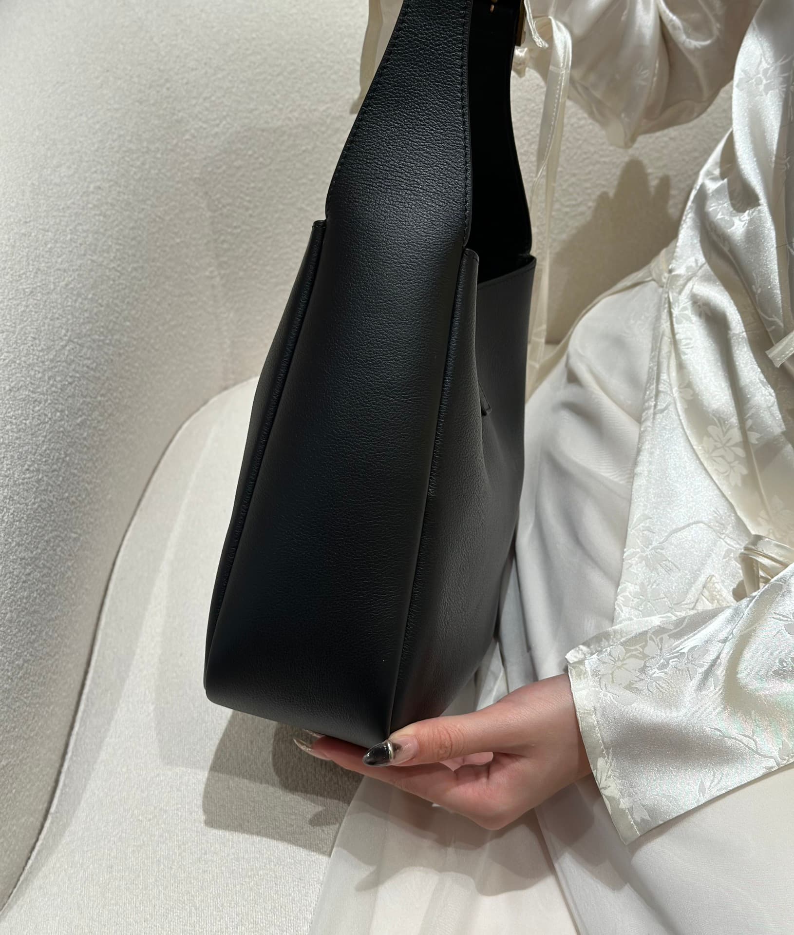 생로랑(YSL) 르 5아7 호보백 라지(30cm) 블랙
