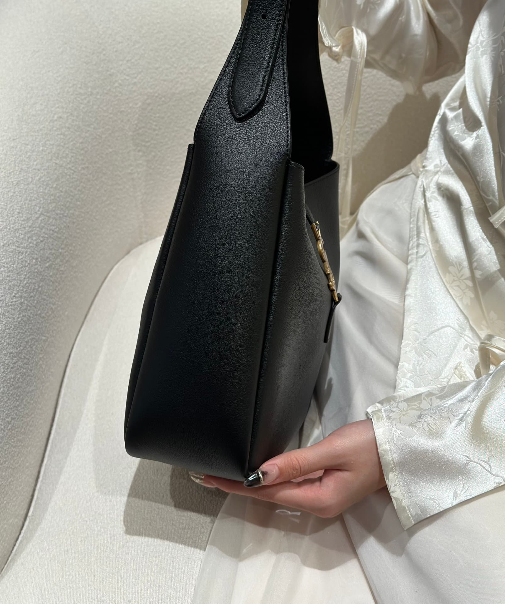 생로랑(YSL) 르 5아7 호보백 라지(30cm) 블랙
