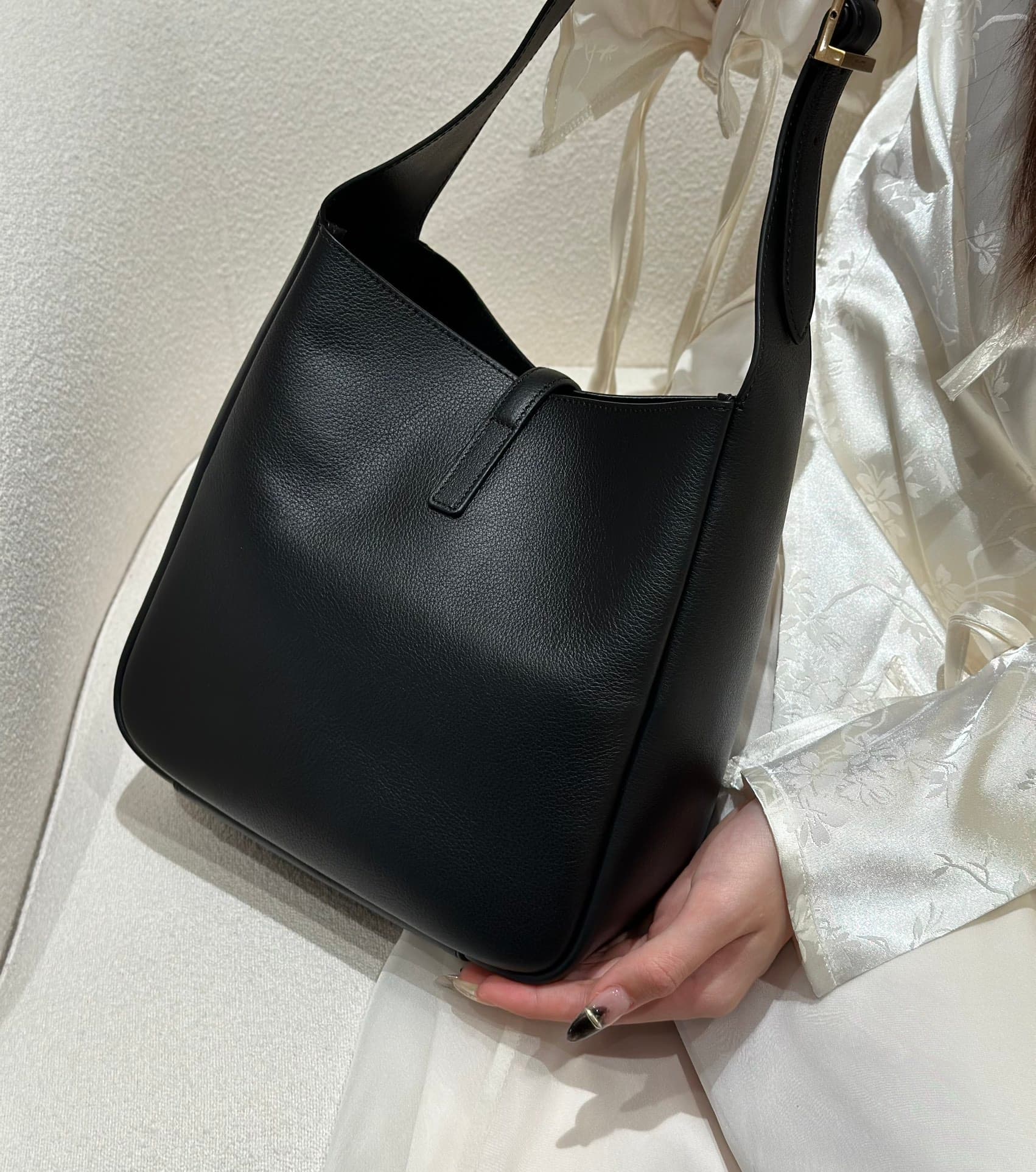 생로랑(YSL) 르 5아7 호보백 라지(30cm) 블랙