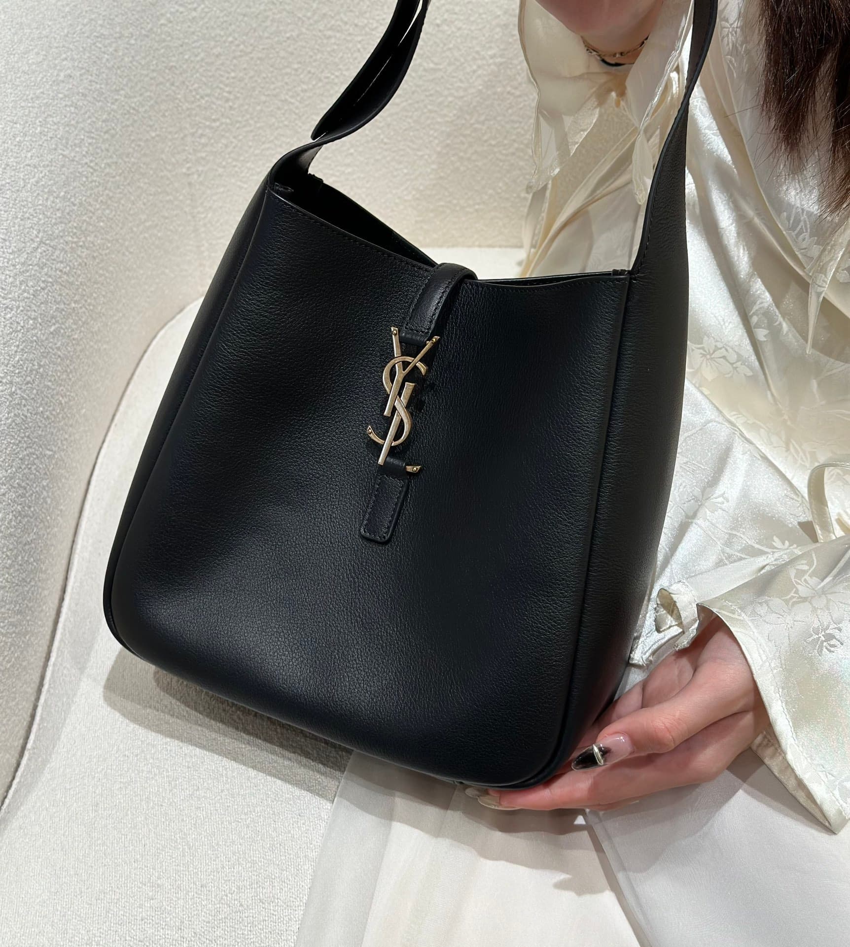 생로랑(YSL) 르 5아7 호보백 라지(30cm) 블랙