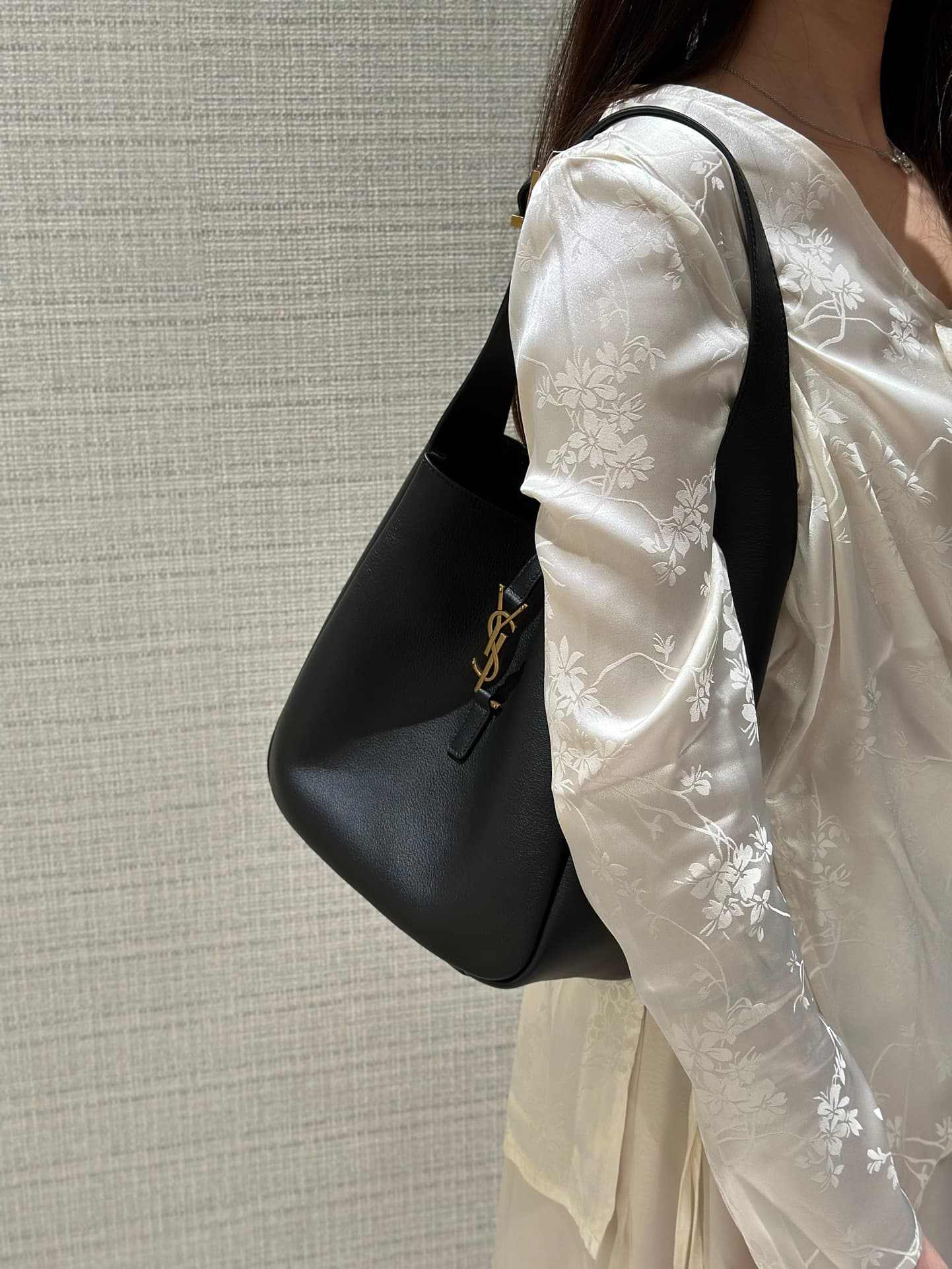 생로랑(YSL) 르 5아7 호보백 라지(30cm) 블랙
