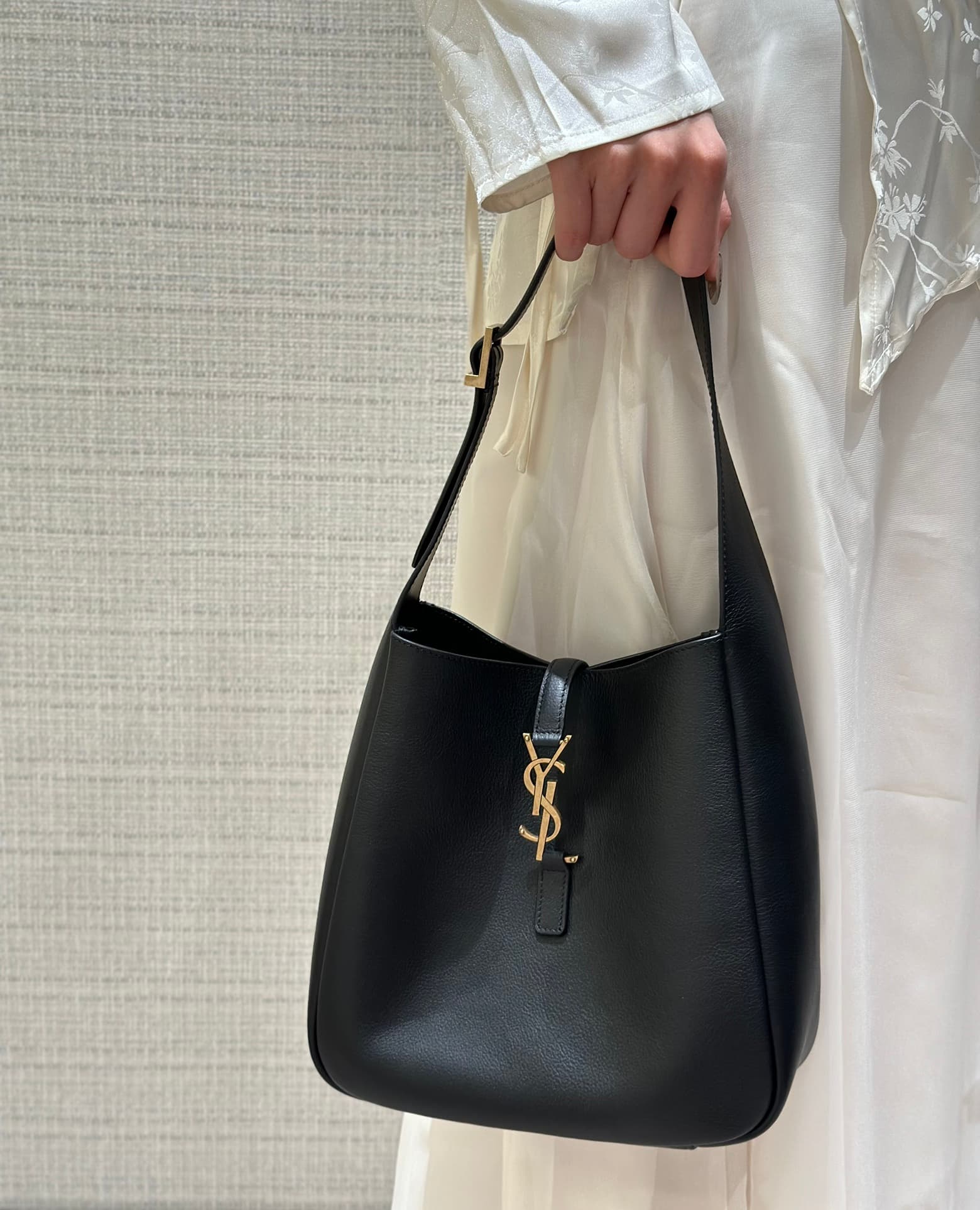 생로랑(YSL) 르 5아7 호보백 라지(30cm) 블랙