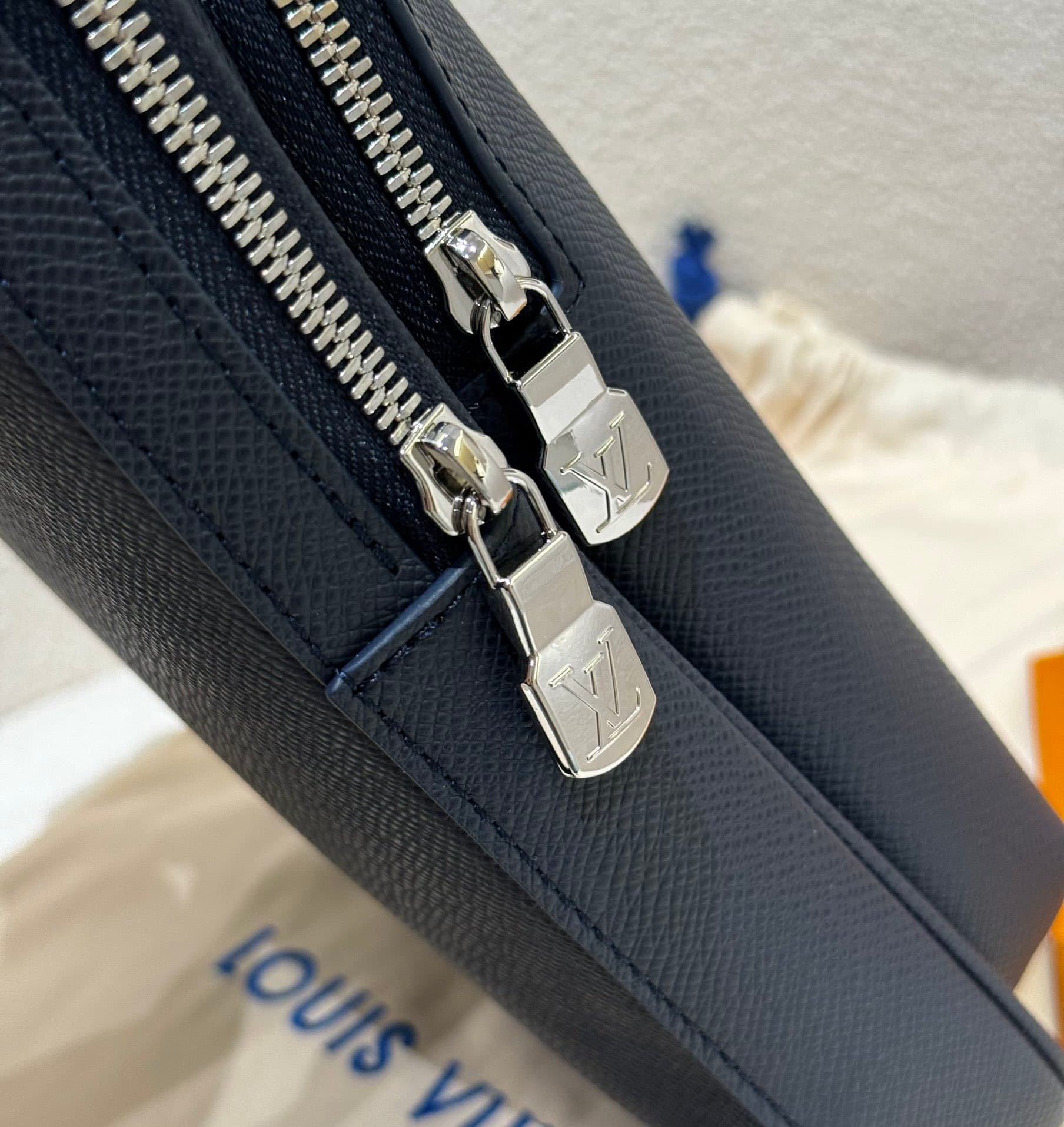 루이비통 아브뉴 슬링백 Avenue Sling Bag 타이가라마 네이비