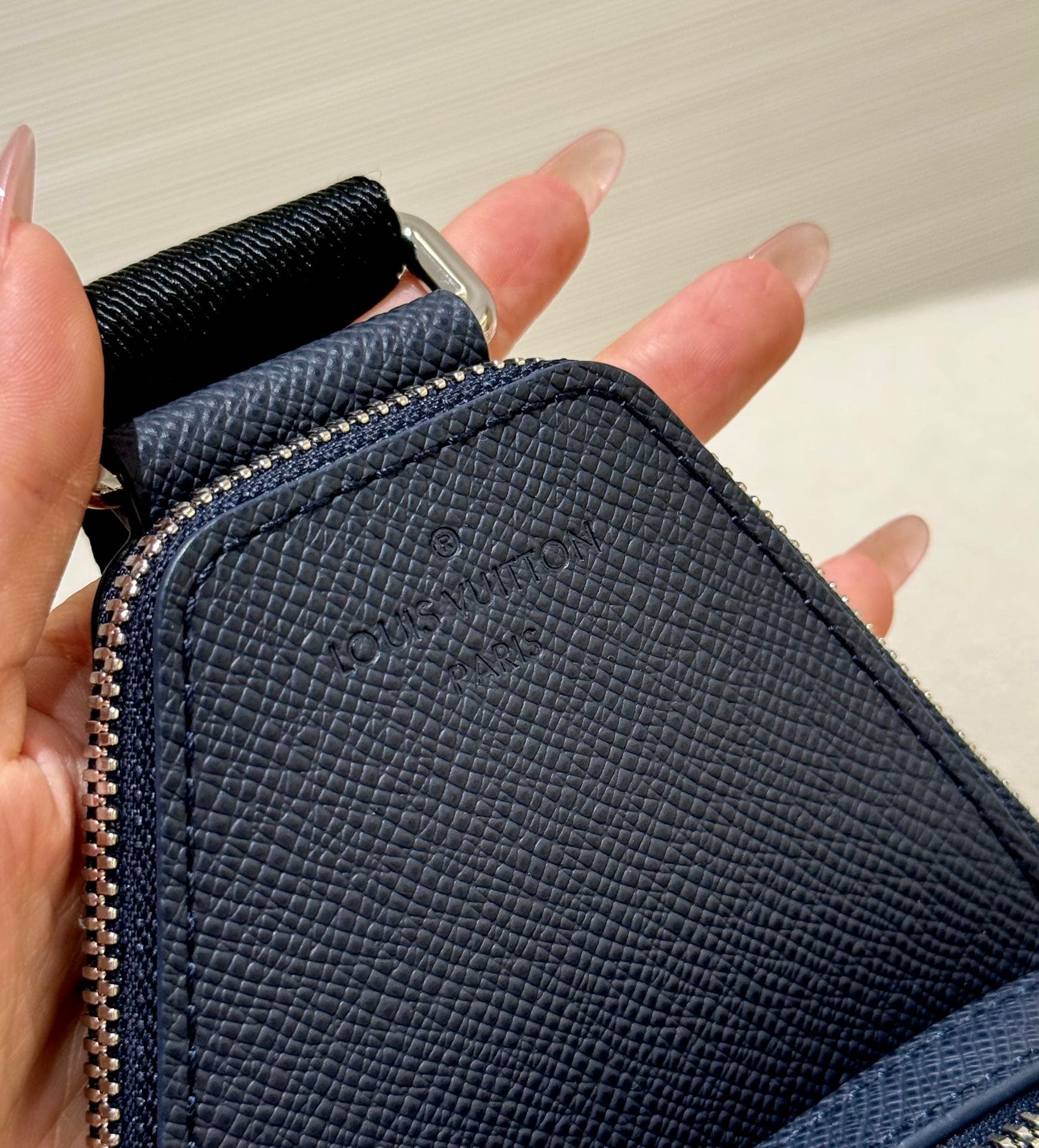 루이비통 아브뉴 슬링백 Avenue Sling Bag 타이가라마 네이비