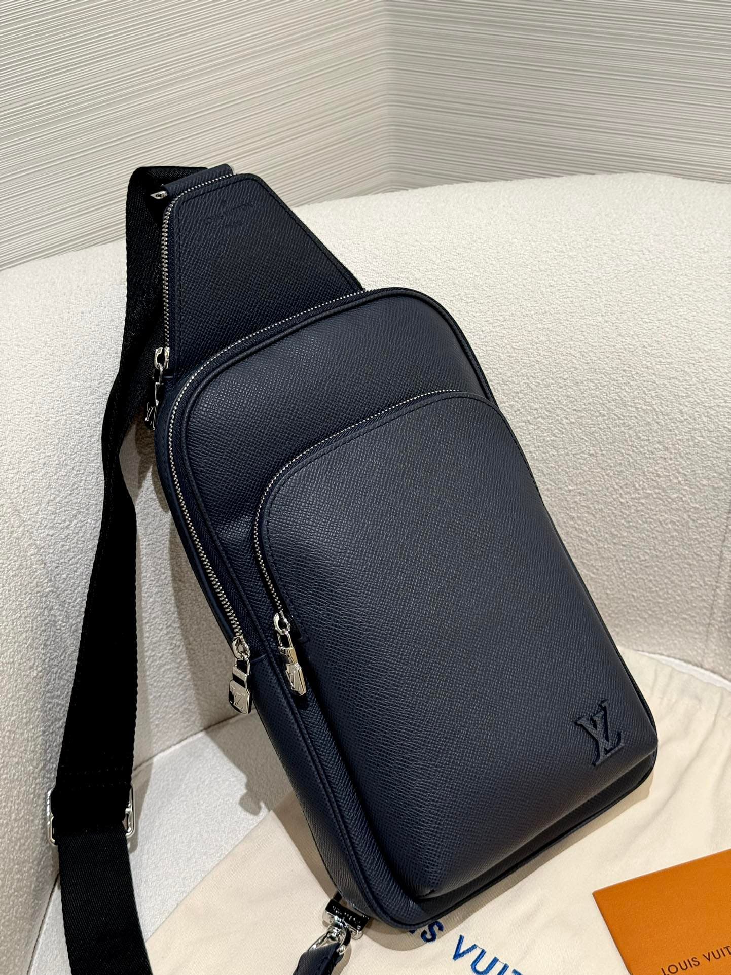 루이비통 아브뉴 슬링백 Avenue Sling Bag 타이가라마 네이비