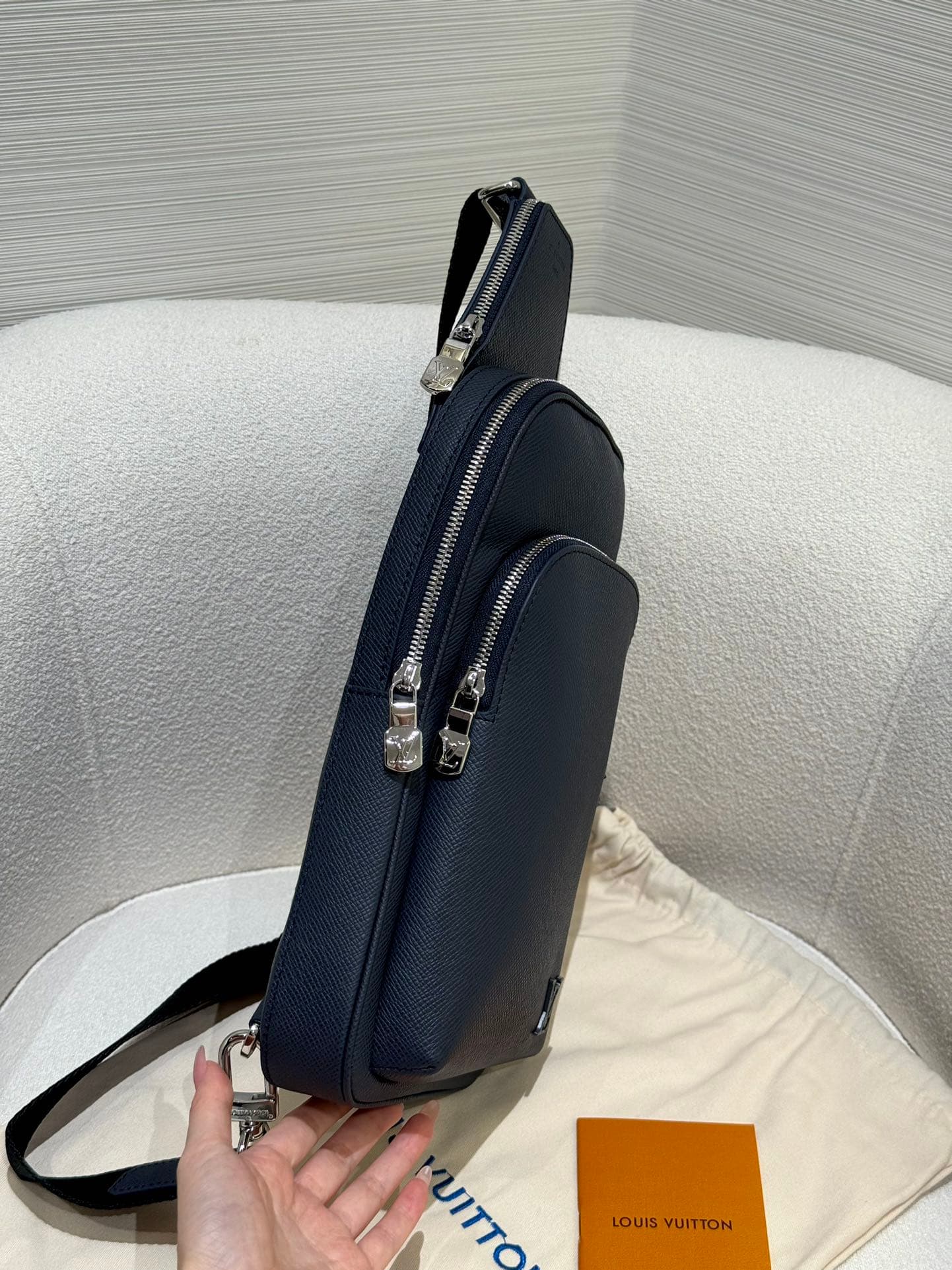 루이비통 아브뉴 슬링백 Avenue Sling Bag 타이가라마 네이비
