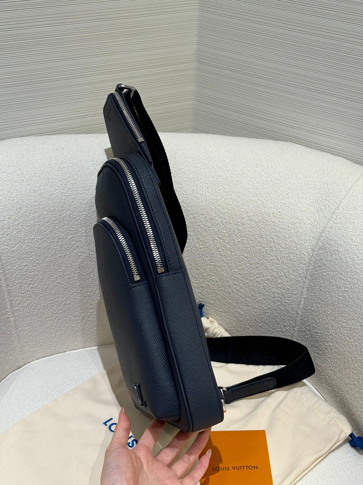 루이비통 아브뉴 슬링백 Avenue Sling Bag 타이가라마 네이비