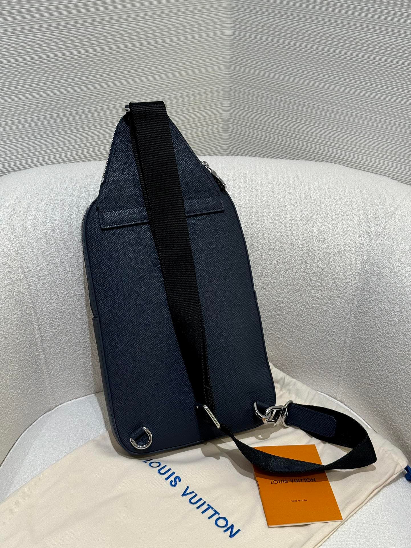 루이비통 아브뉴 슬링백 Avenue Sling Bag 타이가라마 네이비