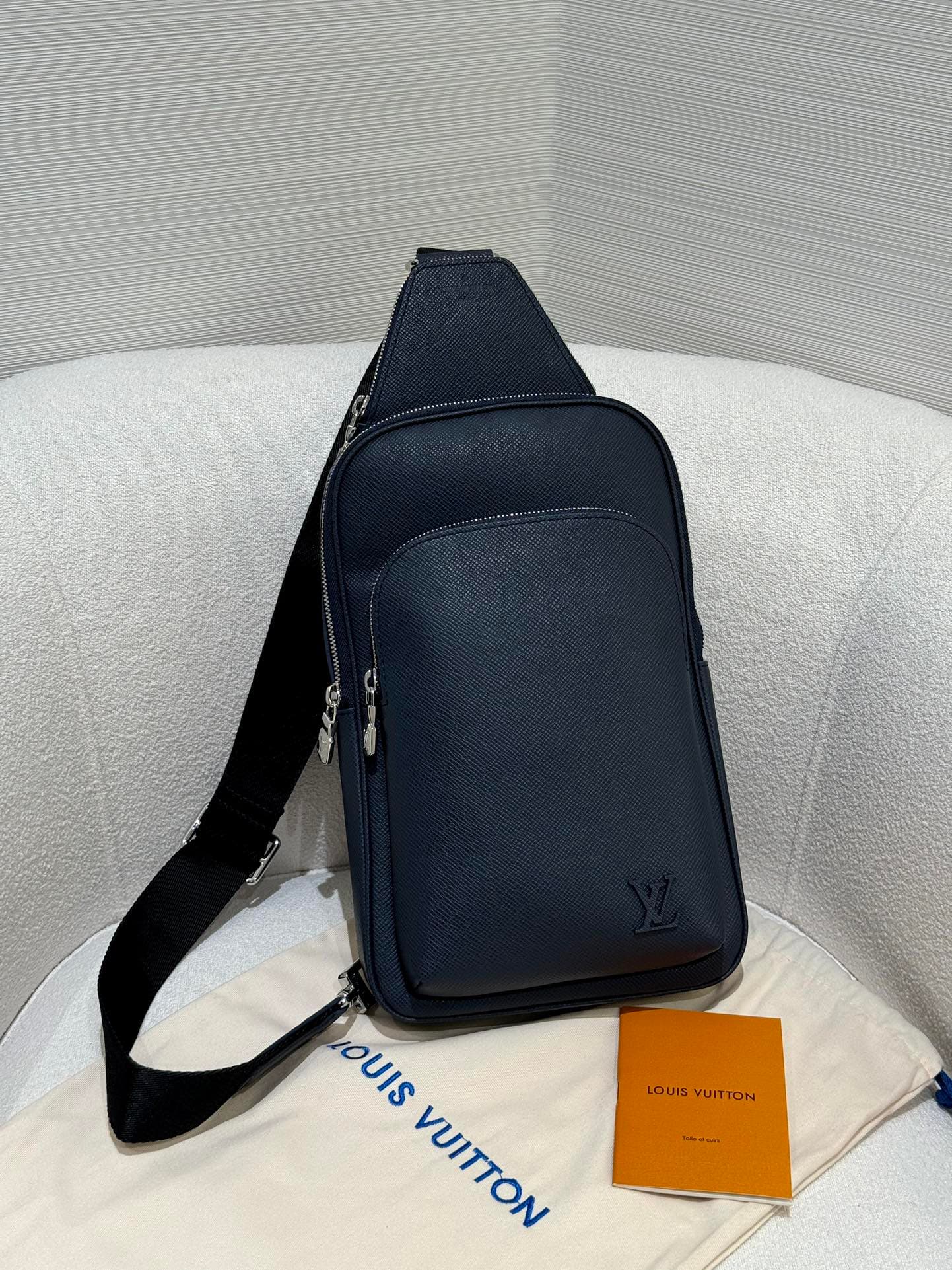 루이비통 아브뉴 슬링백 Avenue Sling Bag 타이가라마 네이비
