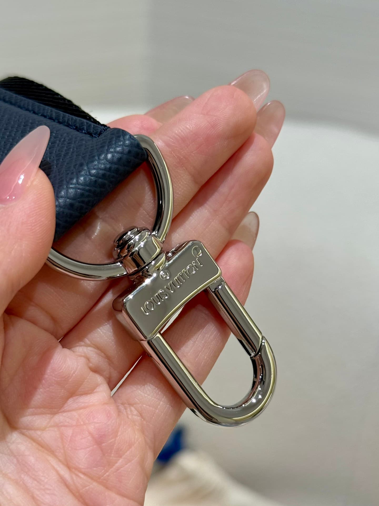 루이비통 아브뉴 슬링백 Avenue Sling Bag 타이가라마 네이비