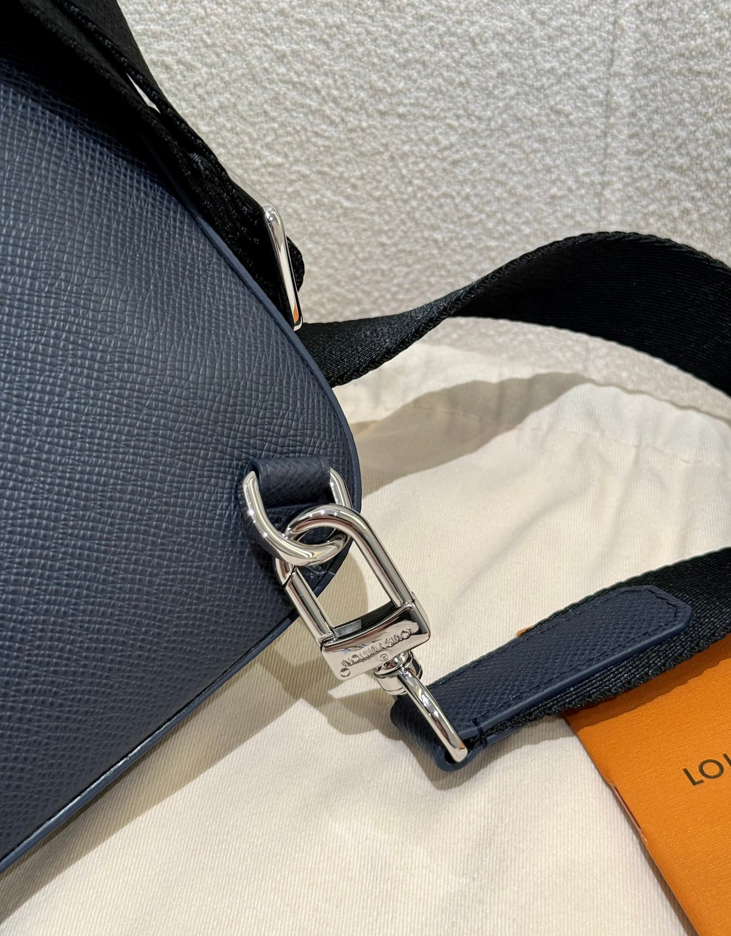 루이비통 아브뉴 슬링백 Avenue Sling Bag 타이가라마 네이비