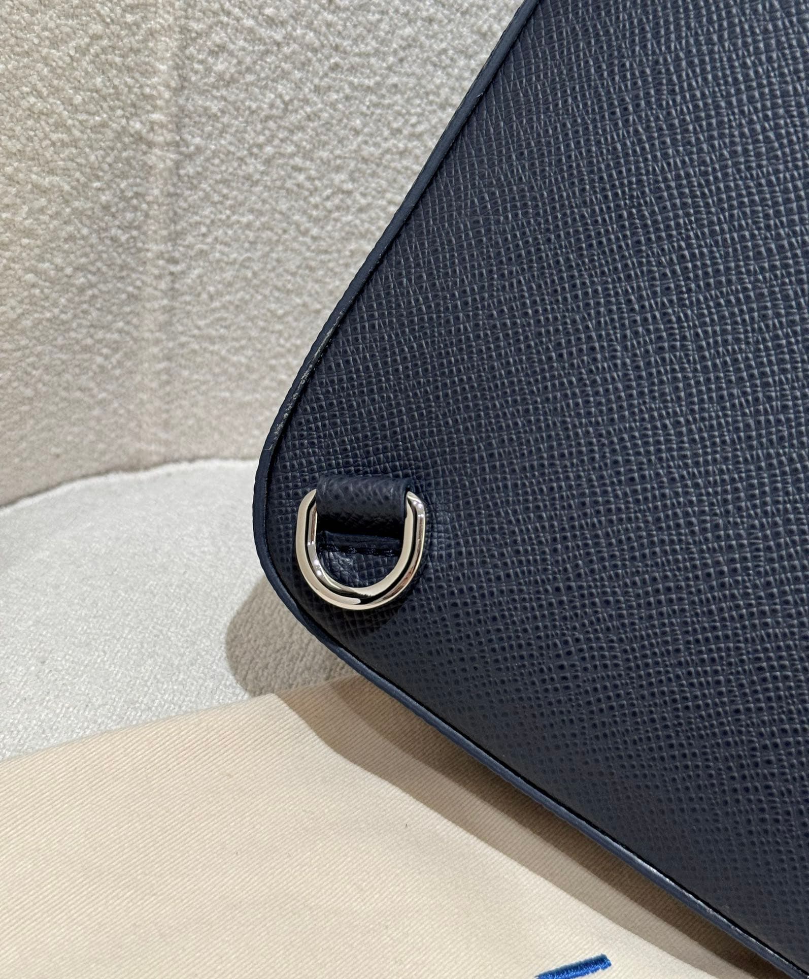 루이비통 아브뉴 슬링백 Avenue Sling Bag 타이가라마 네이비