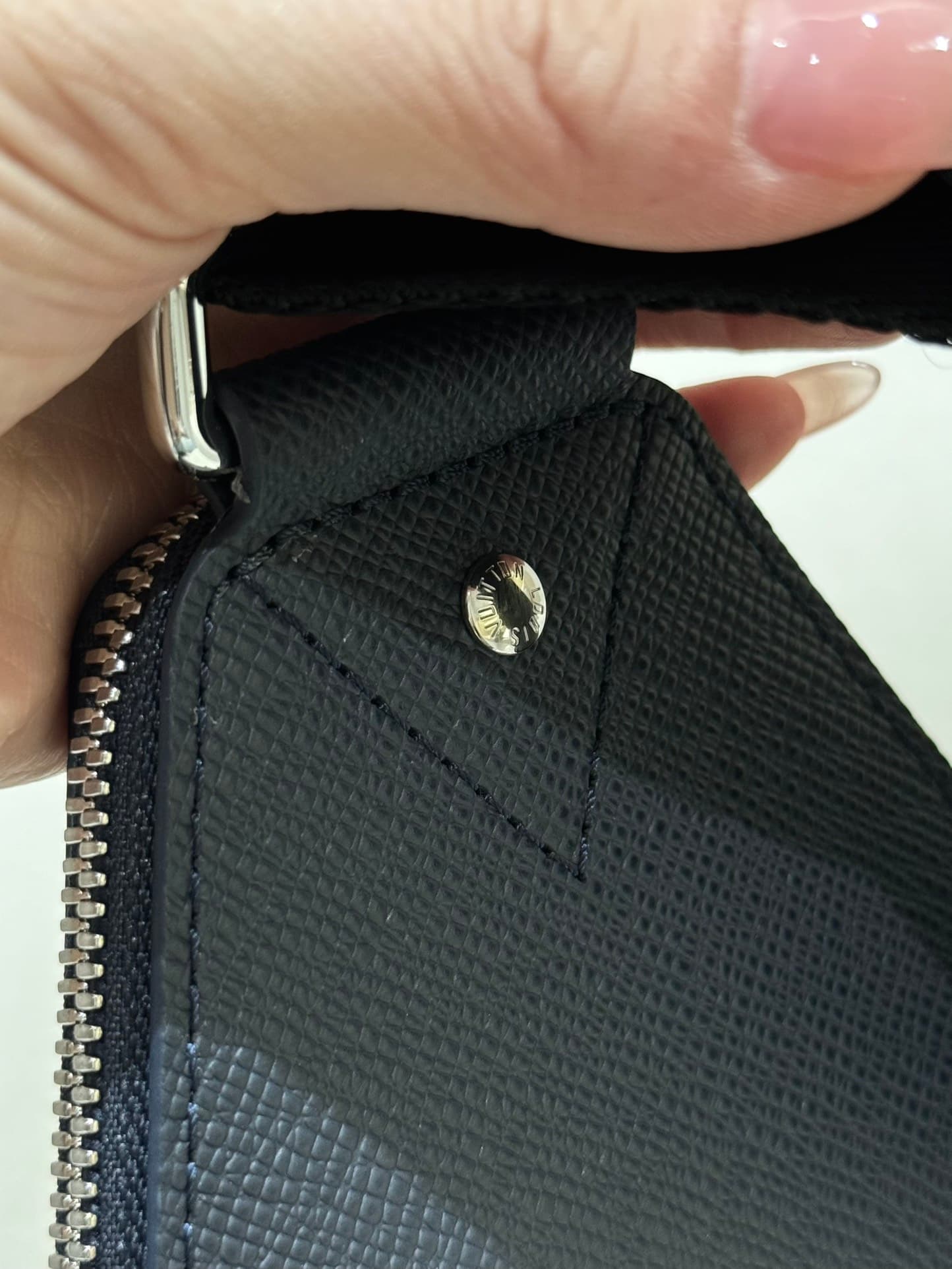 루이비통 아브뉴 슬링백 Avenue Sling Bag 타이가라마 네이비