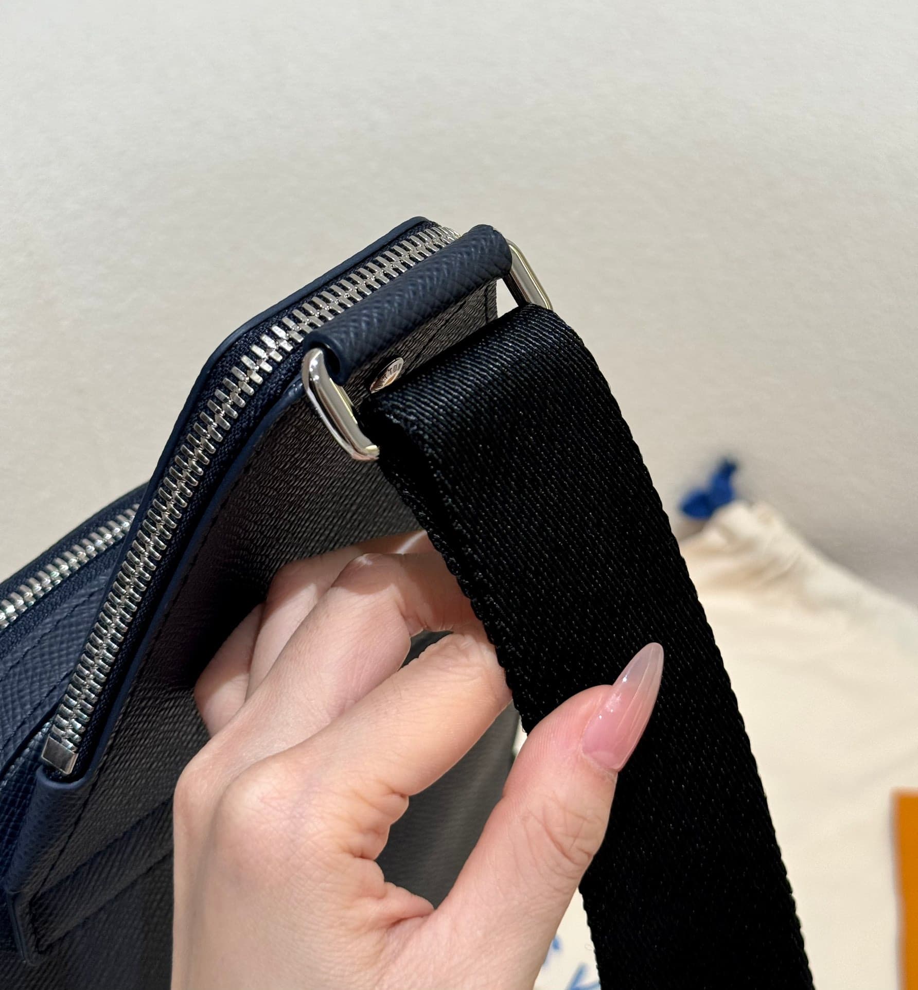 루이비통 아브뉴 슬링백 Avenue Sling Bag 타이가라마 네이비