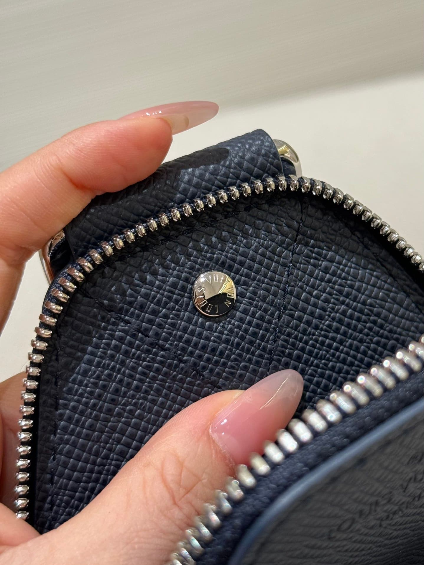루이비통 아브뉴 슬링백 Avenue Sling Bag 타이가라마 네이비