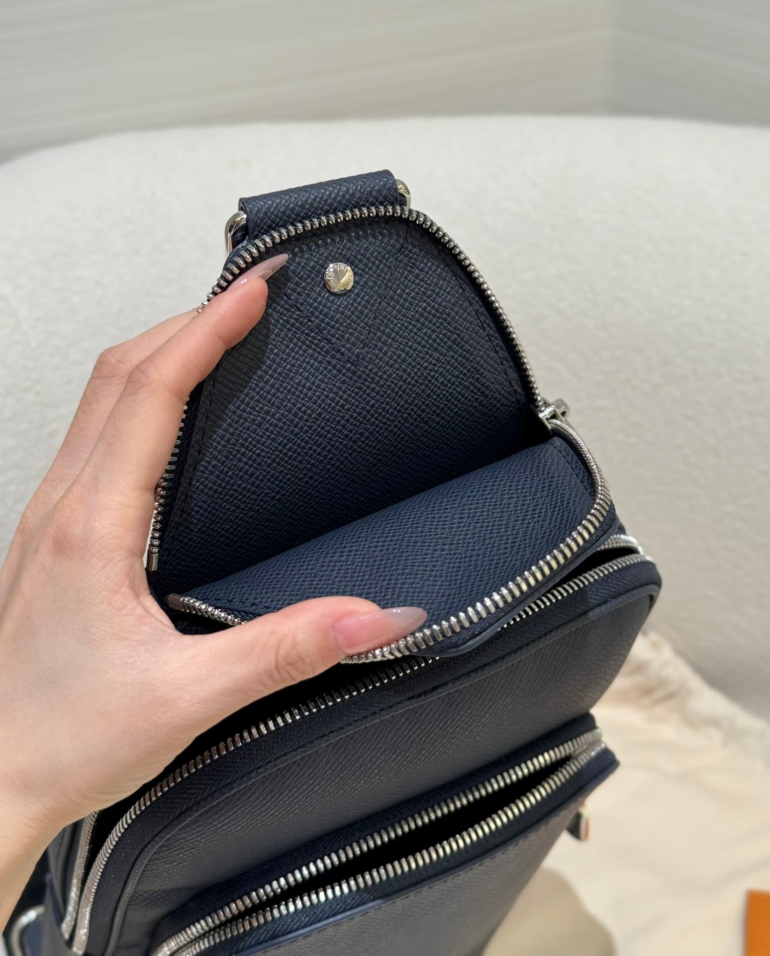루이비통 아브뉴 슬링백 Avenue Sling Bag 타이가라마 네이비