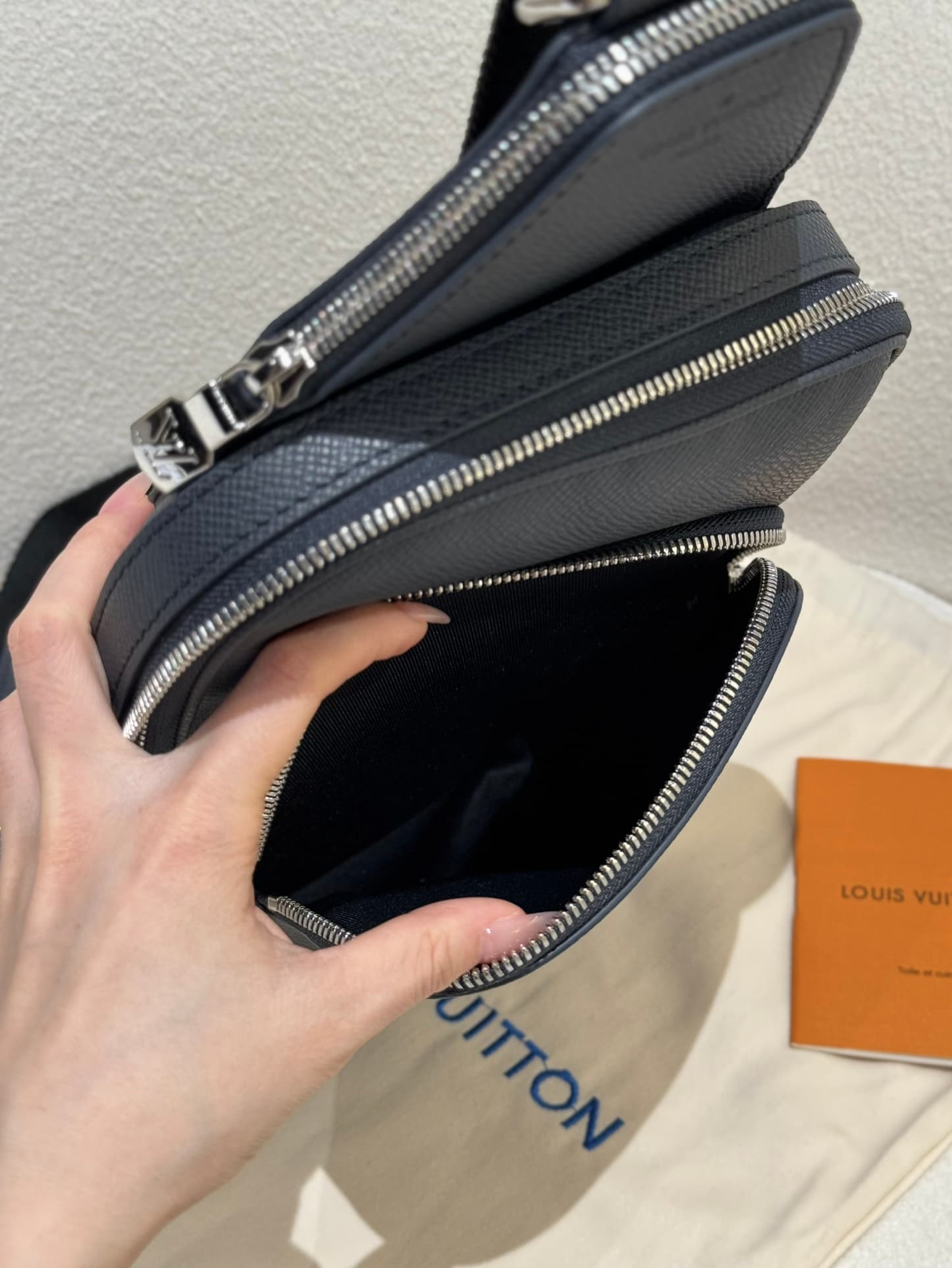 루이비통 아브뉴 슬링백 Avenue Sling Bag 타이가라마 네이비